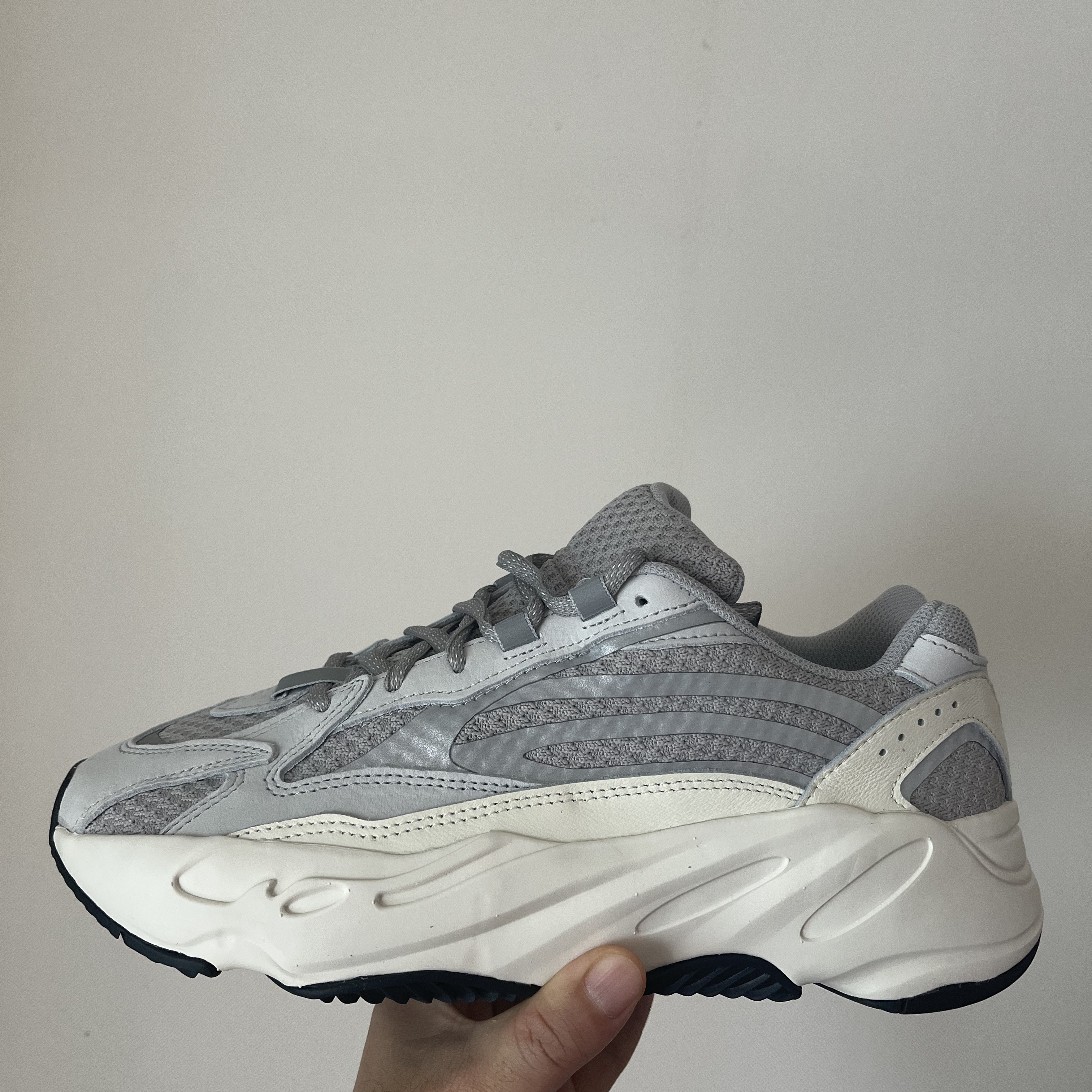 Adidas Yeezy Boost 700 V2 Static 2022 착용 스타일 - 1