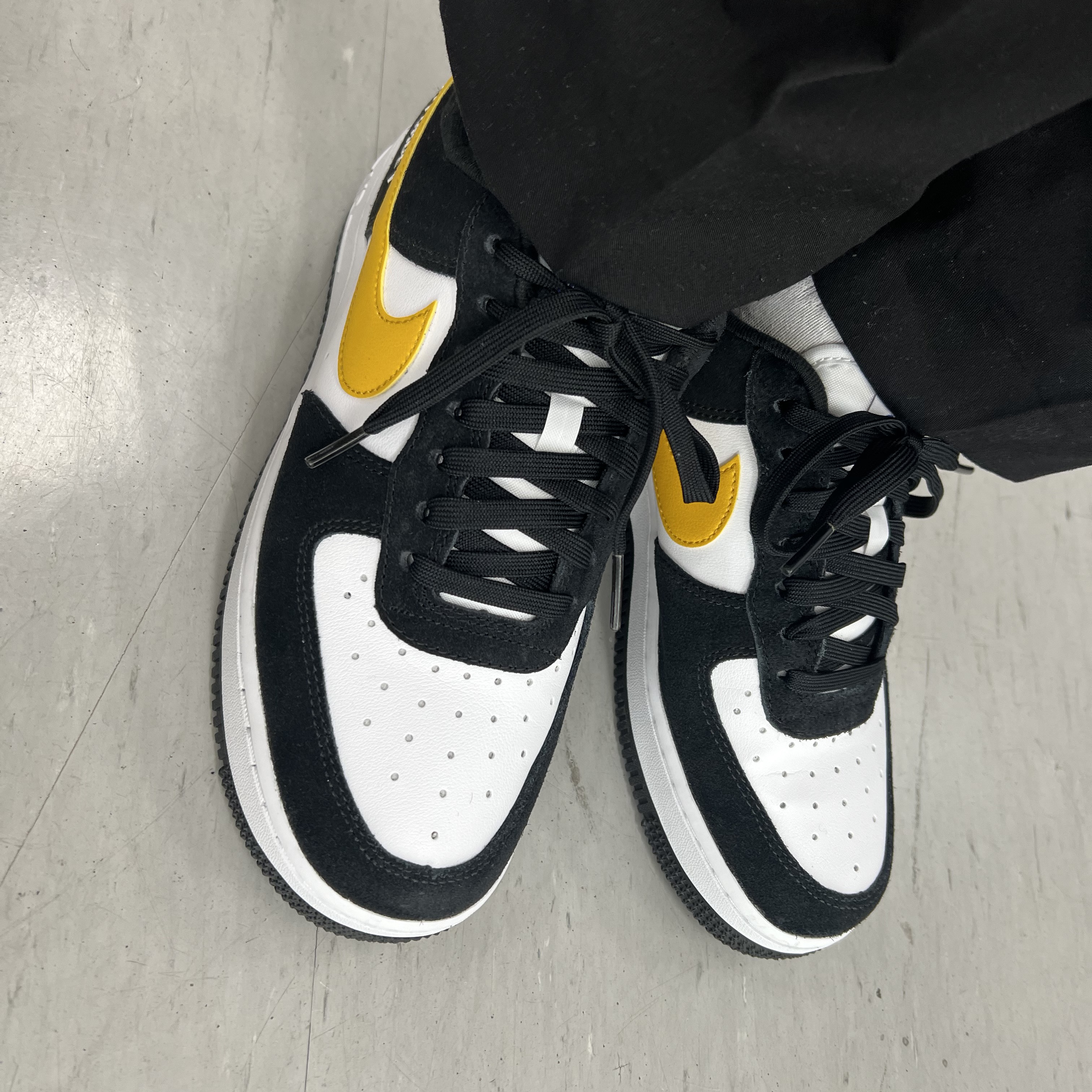 Nike Air Force 1 '07 LV8 Athletic Club Black Dark Sulfur 착용 스타일