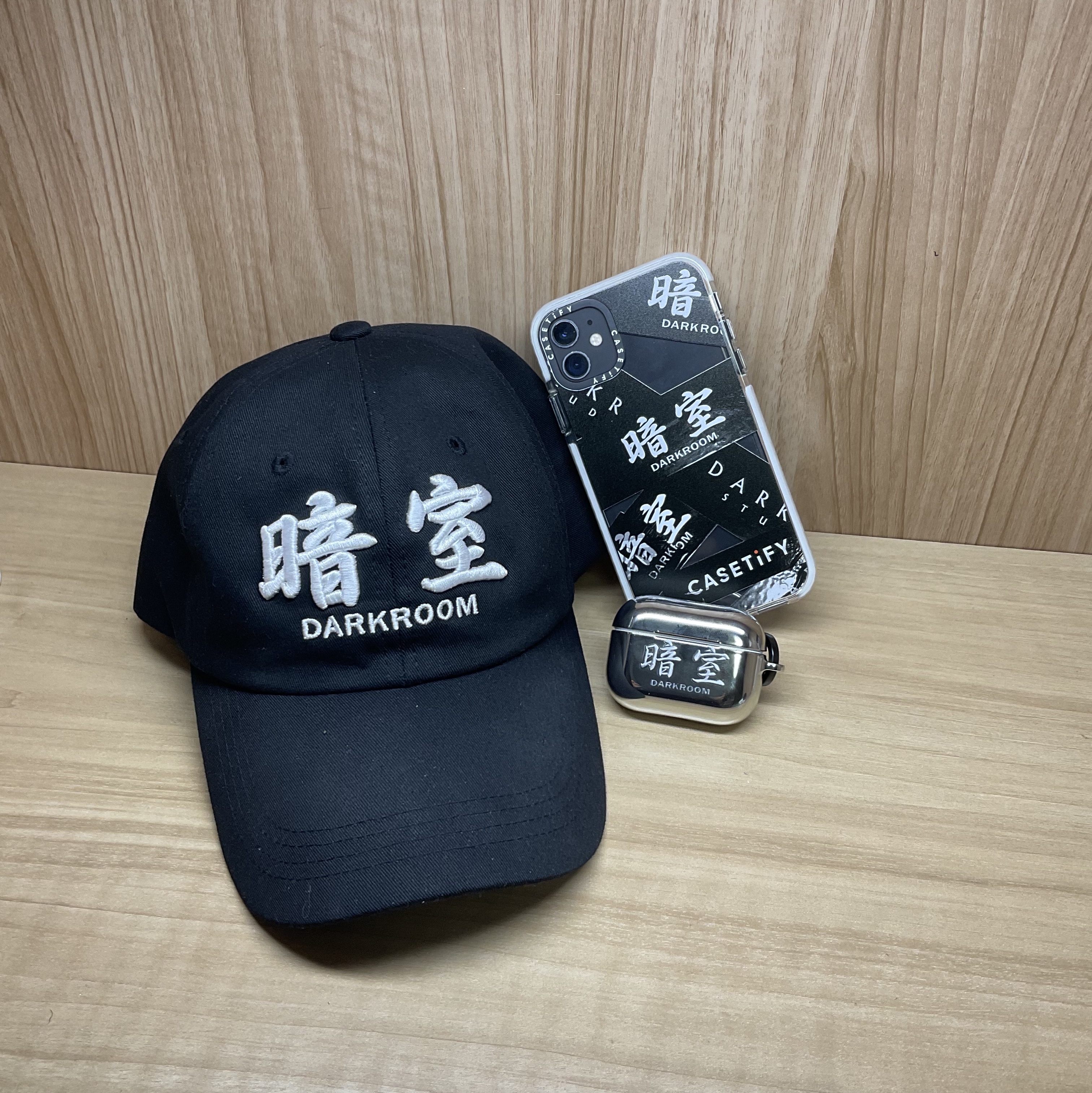 Darkr8m Studio White Logo Cap 착용 스타일
