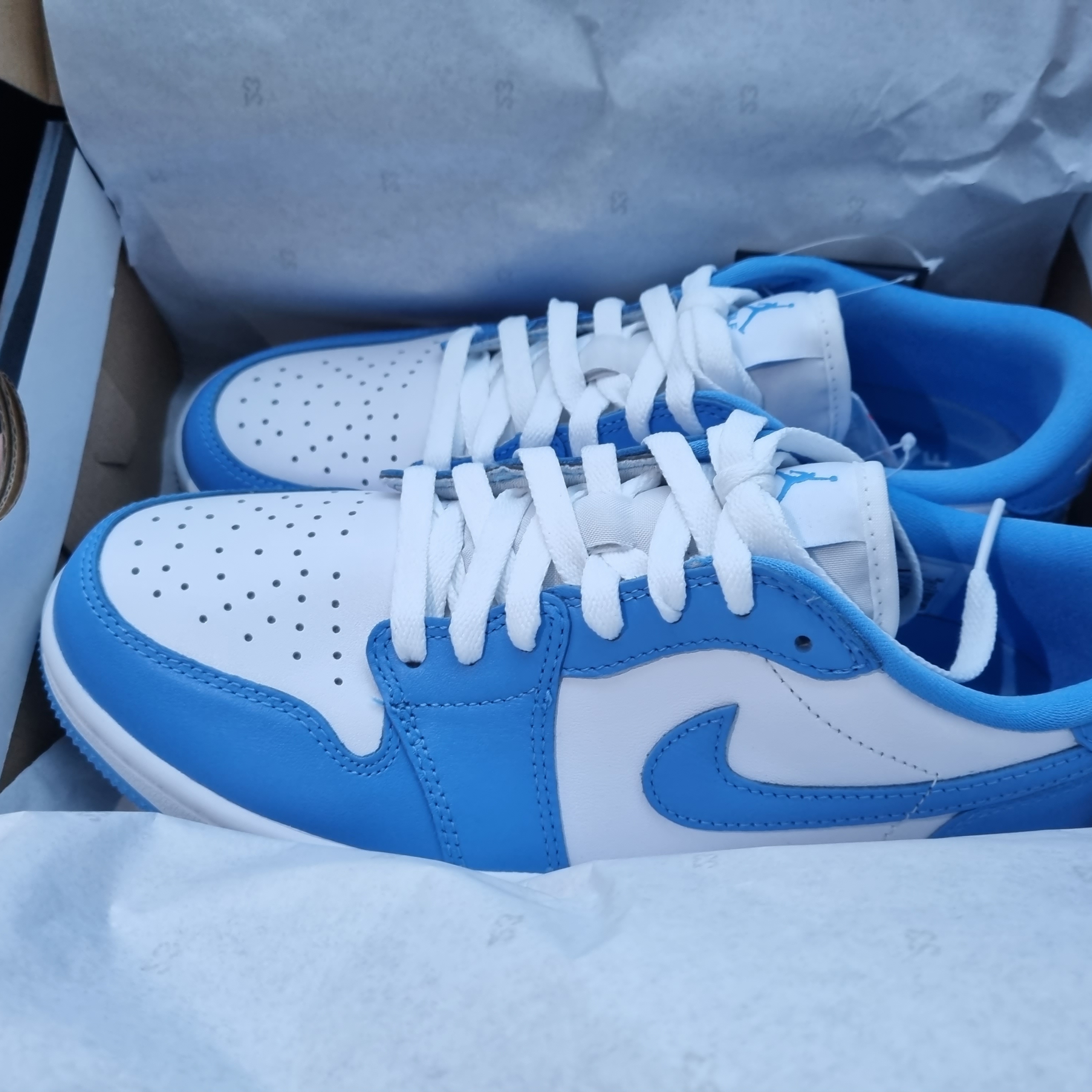 Jordan 1 Low Golf White and University Blue 착용 스타일 - 2