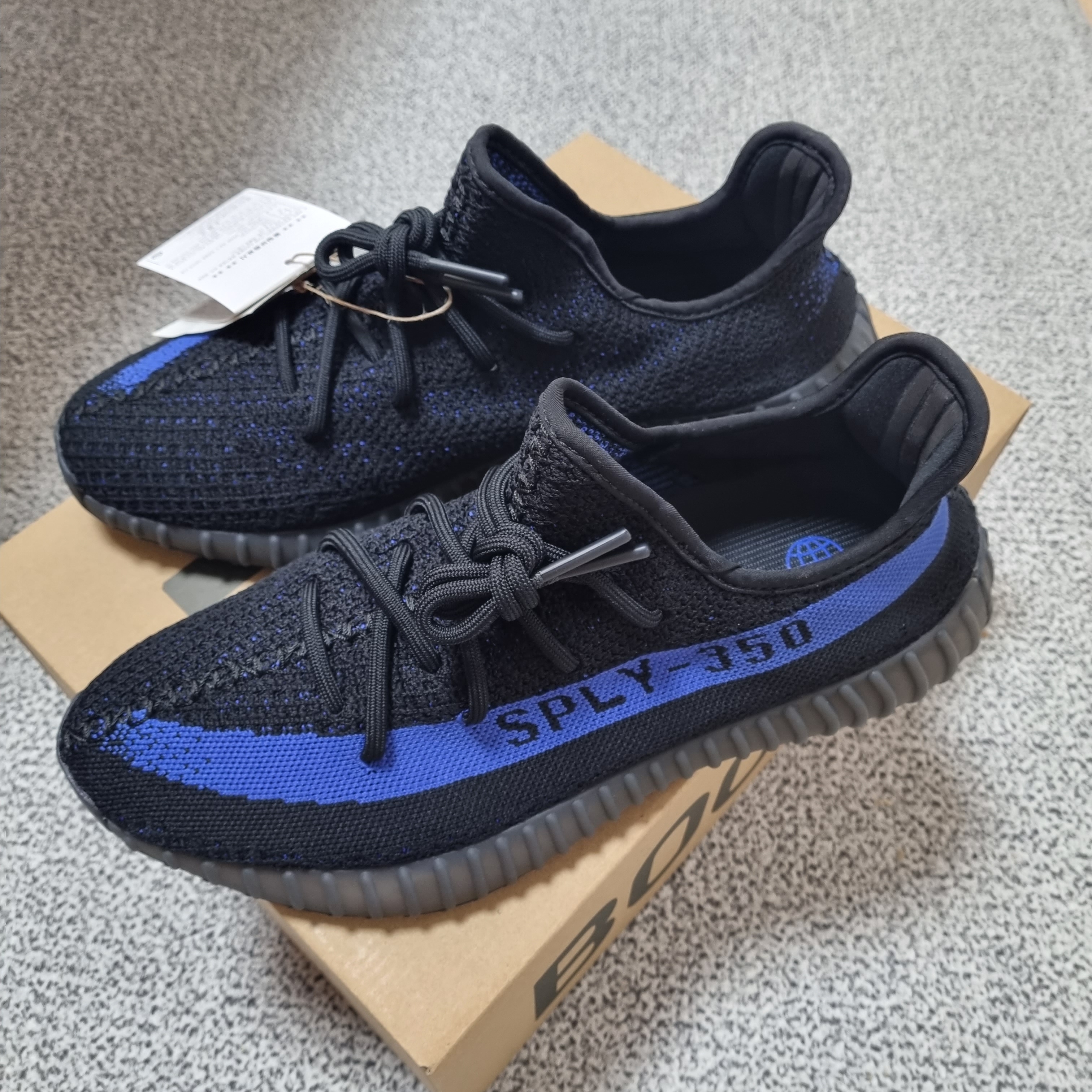 Adidas Yeezy Boost 350 V2 Dazzling Blue 착용 스타일