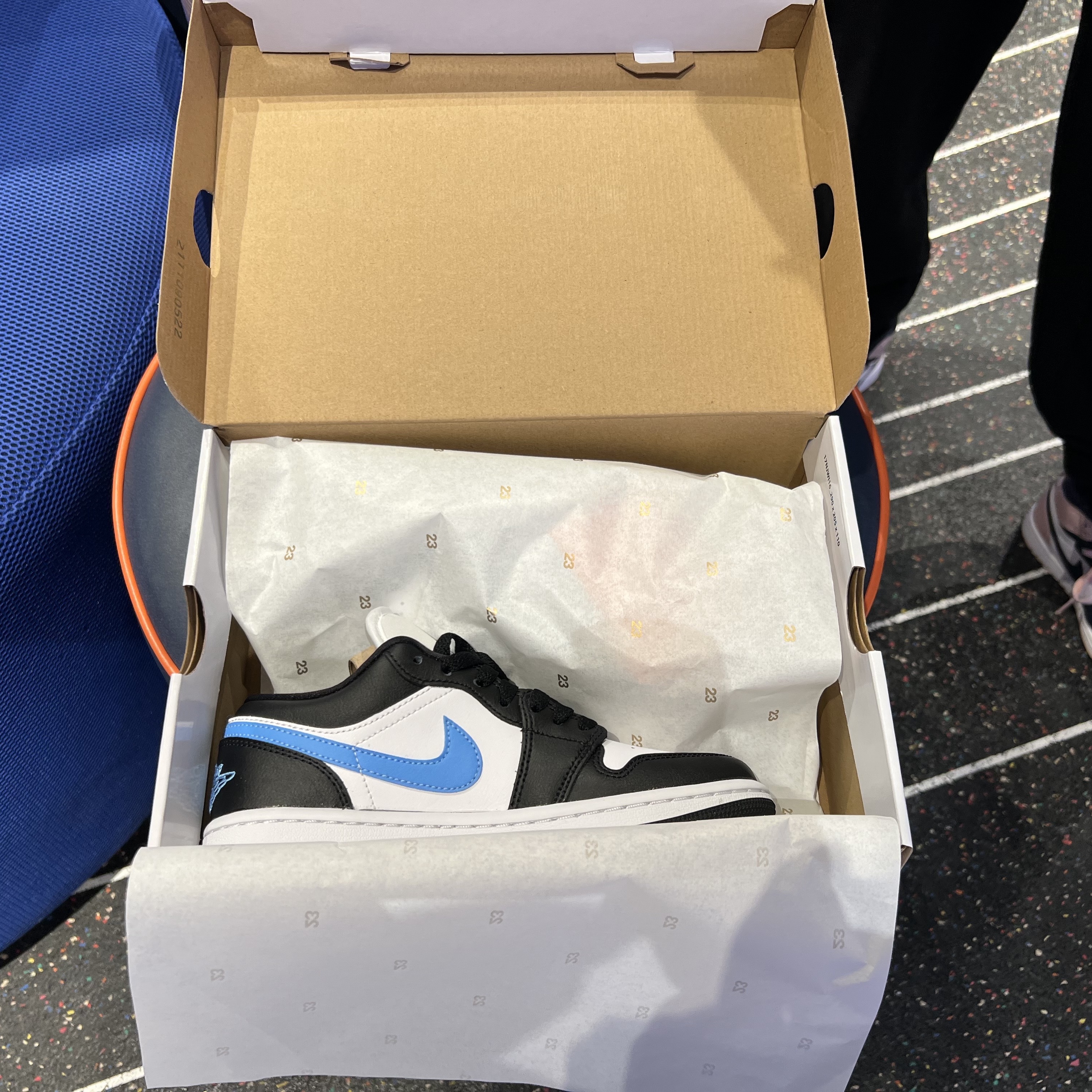 (W) Jordan 1 Low Black University Blue, (W) Jordan 1 Retro High OG Atmosphere 착용 스타일 - 4