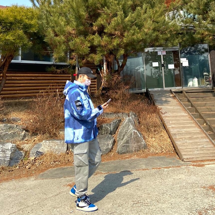 Supreme x The North Face Bleached Denim Print Mountain Jacket Indigo - 21FW, Jordan 1 x Travis Scott x Fragment Retro High OG SP Military Blue 착용 스타일 - 1