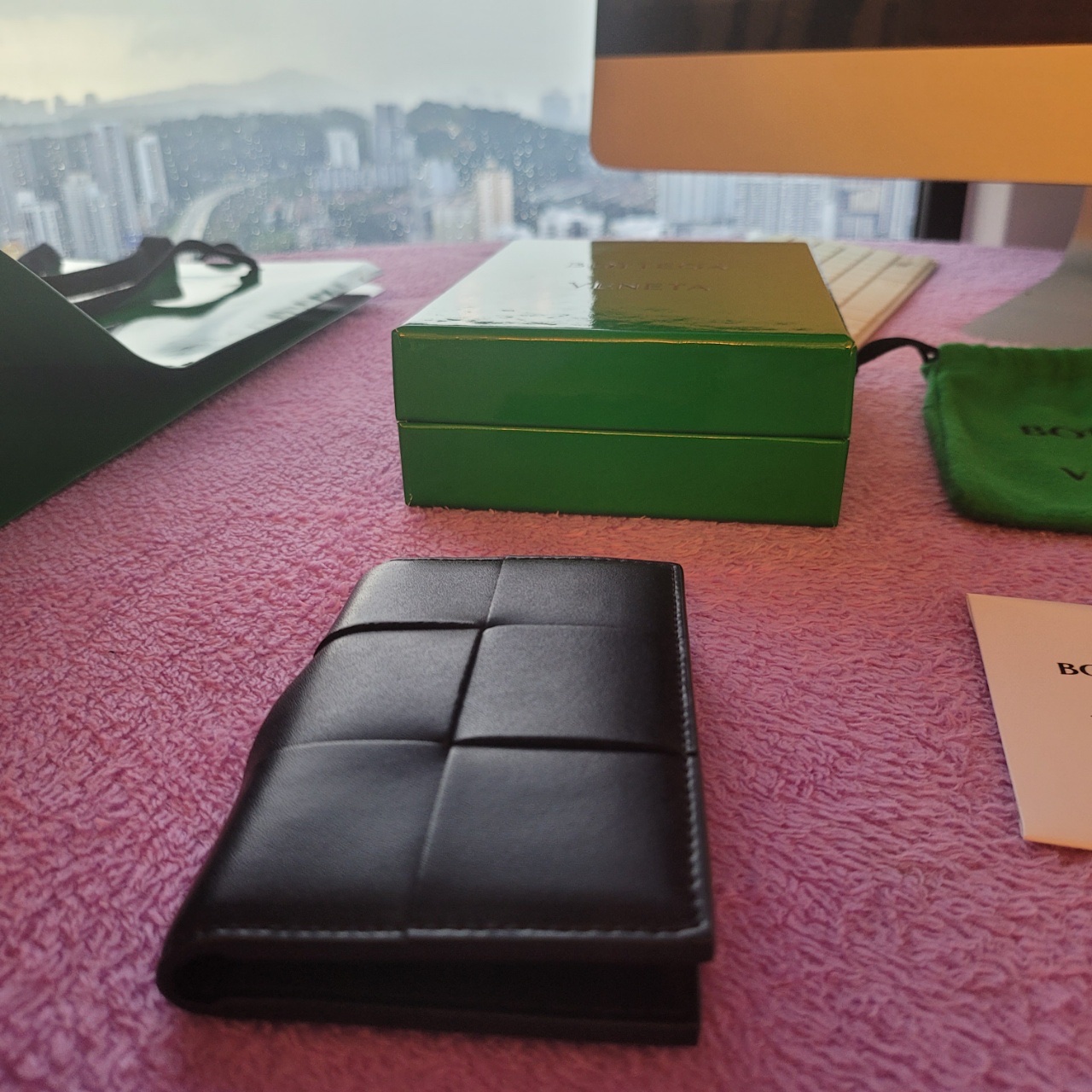Bottega Veneta Flap Card Case Black 착용 스타일 - 4