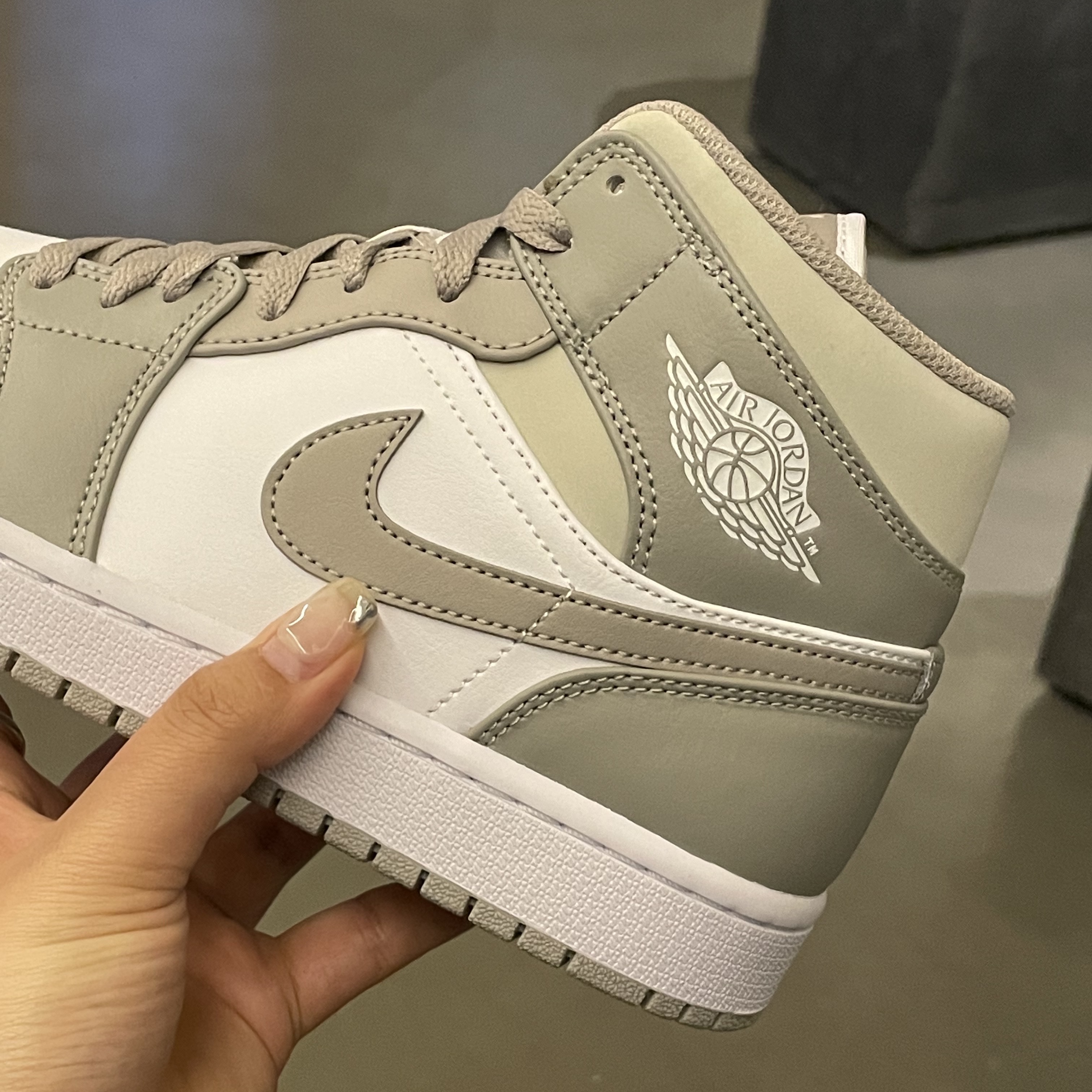 Jordan 1 Mid College Grey 착용 스타일