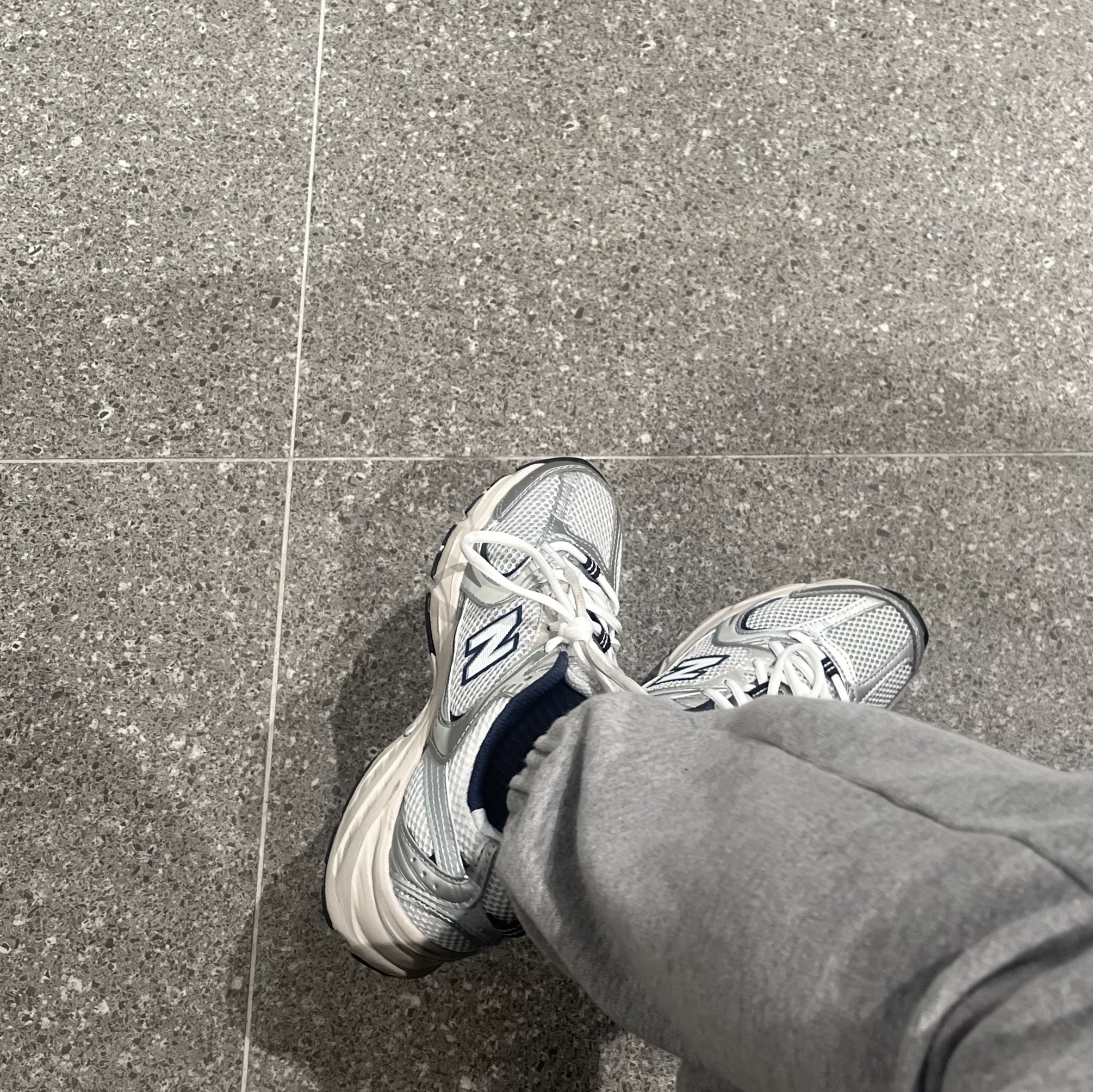 New Balance 530 Steel Grey 착용 스타일