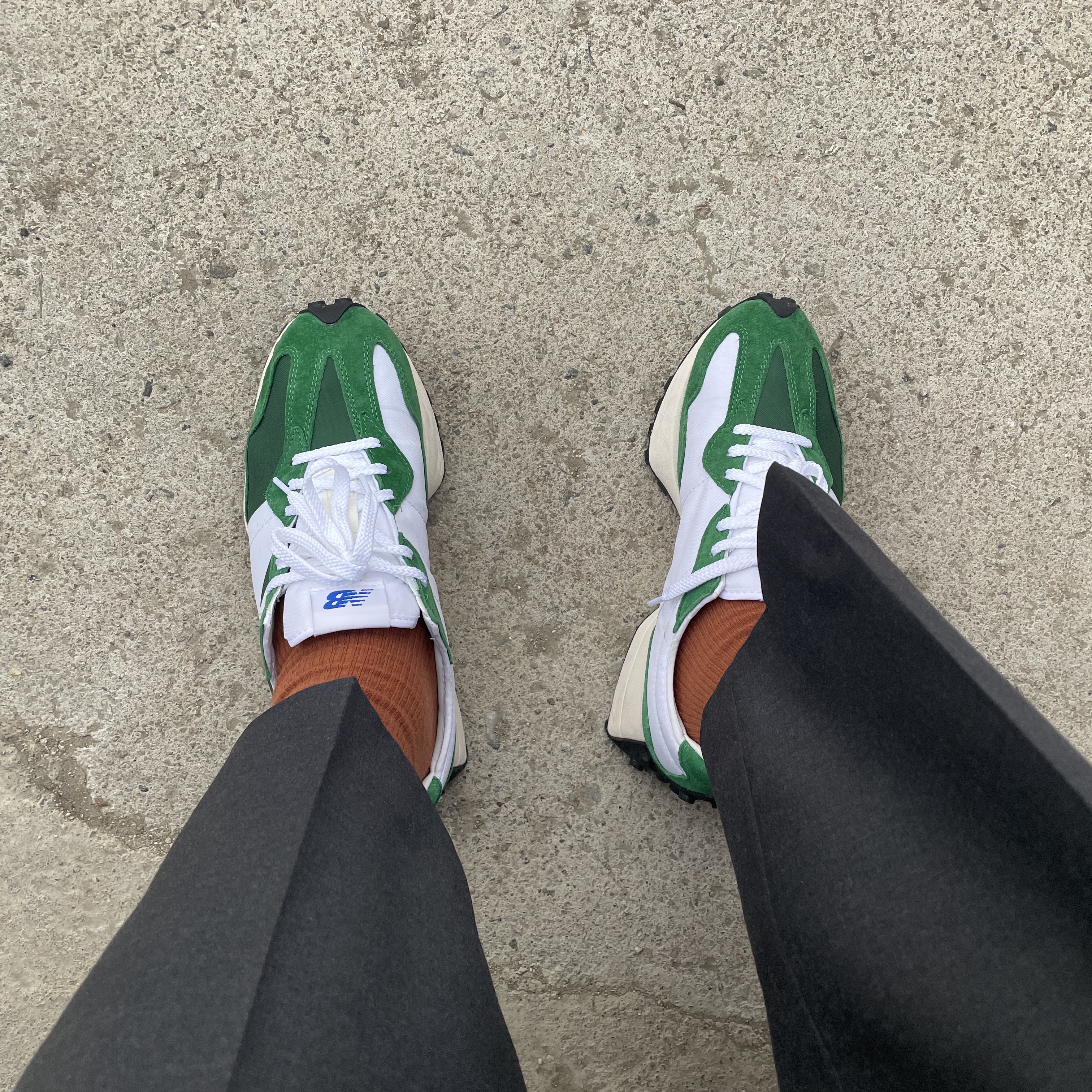 New Balance 327 Varsity Green 착용 스타일