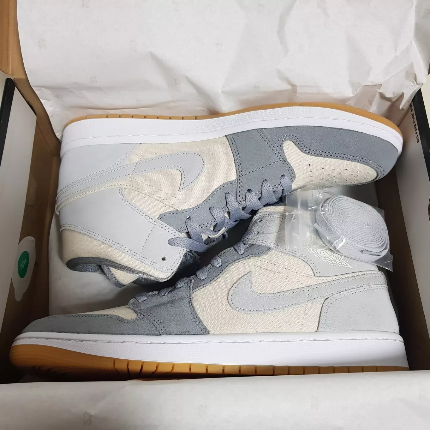Jordan 1 Mid SE Coconut Milk Particle Grey 착용 스타일 - 5