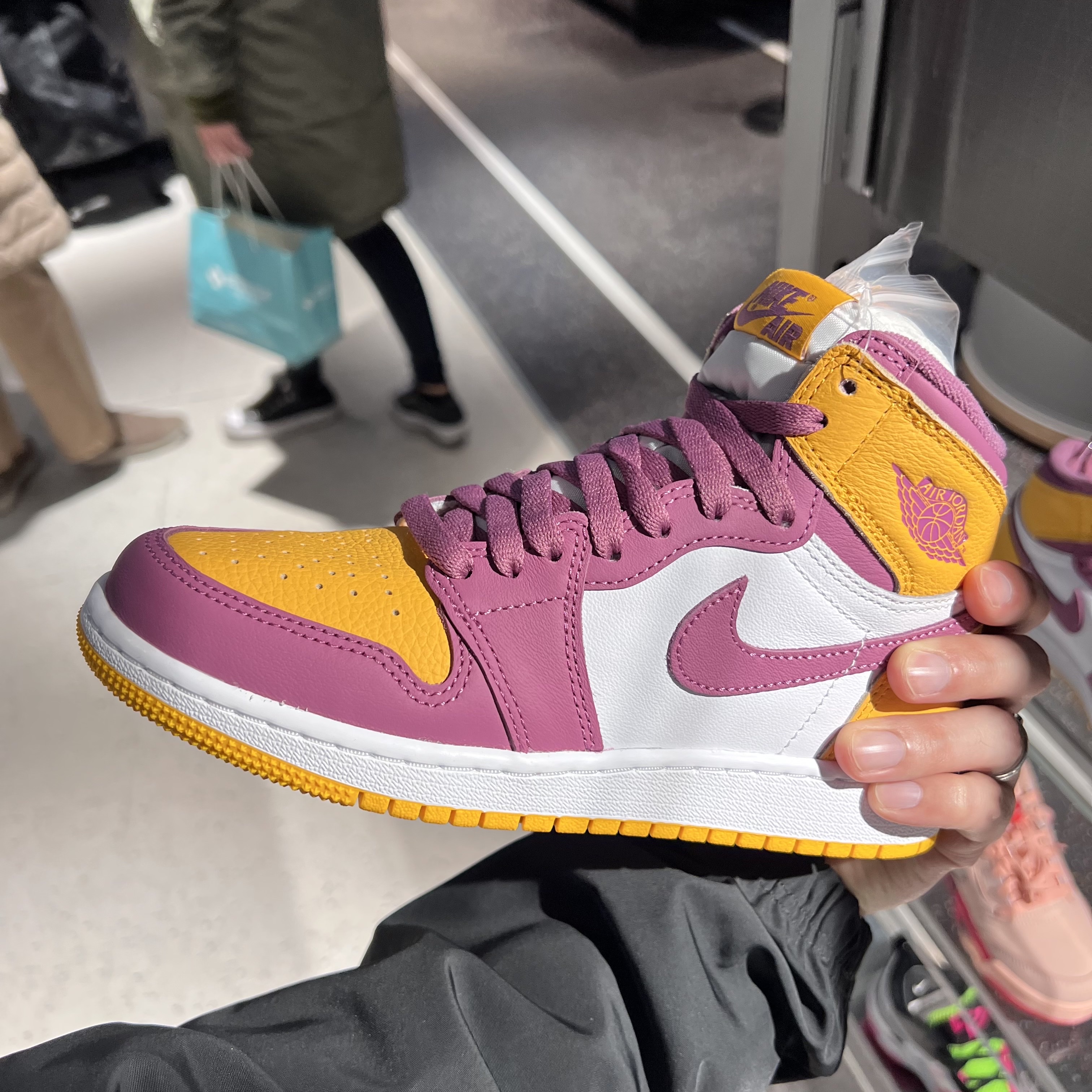 Jordan 1 Retro High OG University Gold Light Bordeaux 착용 스타일 - 2