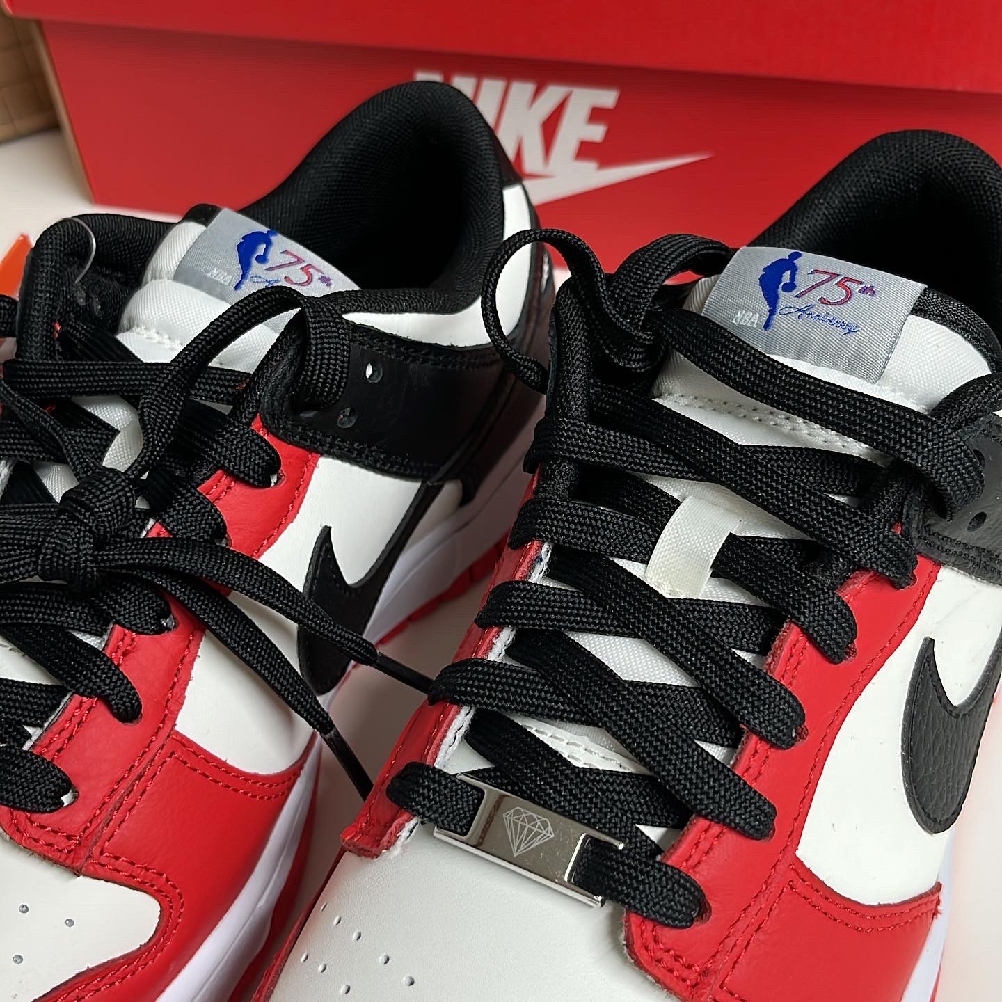 Nike x NBA Dunk Low Retro EMB Black and Chile Red 착용 스타일 - 2