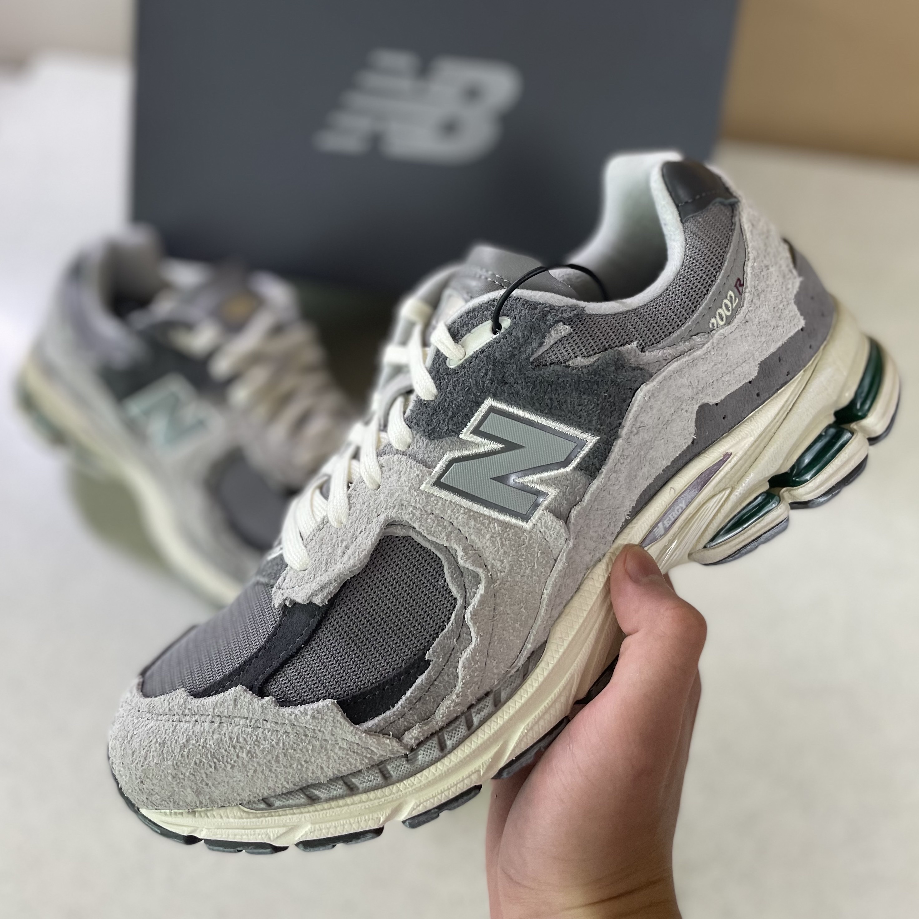 New Balance 2002R Protection Pack Rain Cloud 착용 스타일