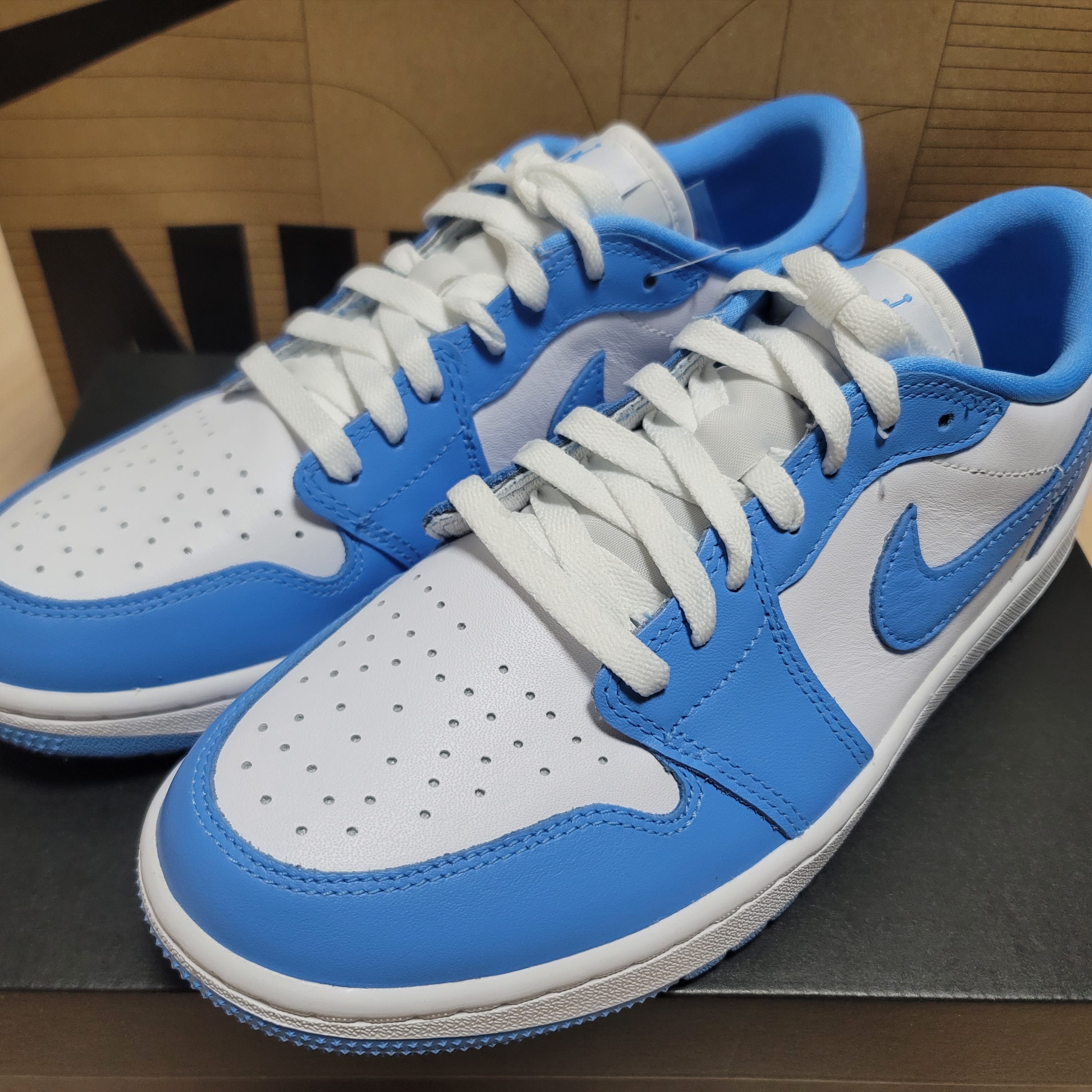 Jordan 1 Low Golf White and University Blue 착용 스타일 - 2