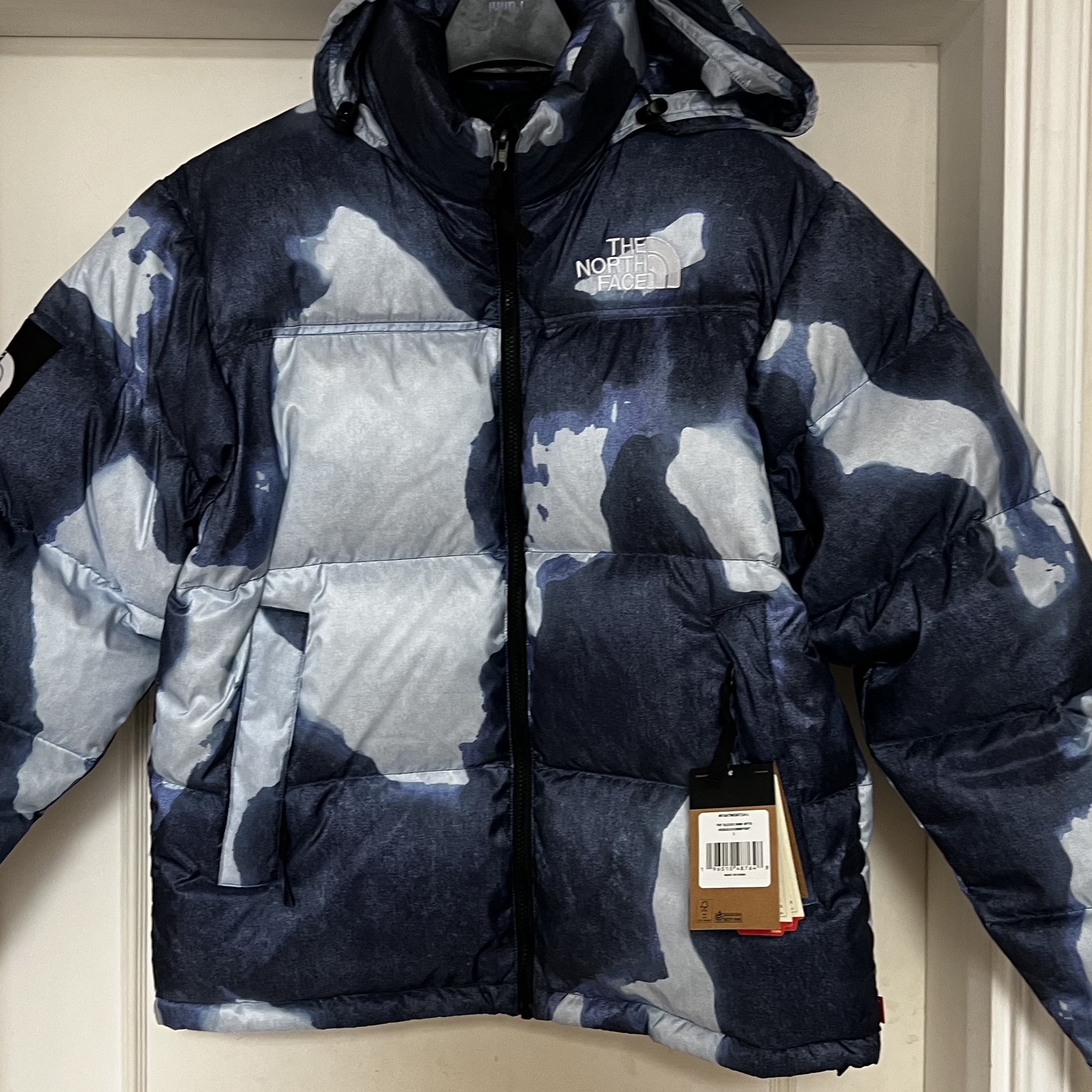 Supreme x The North Face Bleached Denim Print Nuptse Jacket Indigo - 21FW, Supreme x The North Face Bleached Denim Print Nuptse Jacket Black - 21FW 착용 스타일 - 1