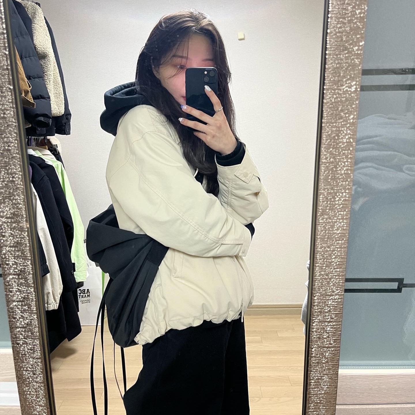 Uniqlo U Drawstring Shoulder Bag Black, Reebok x Kanghyuk Premier Road Modern White Red  착용 스타일 - 3