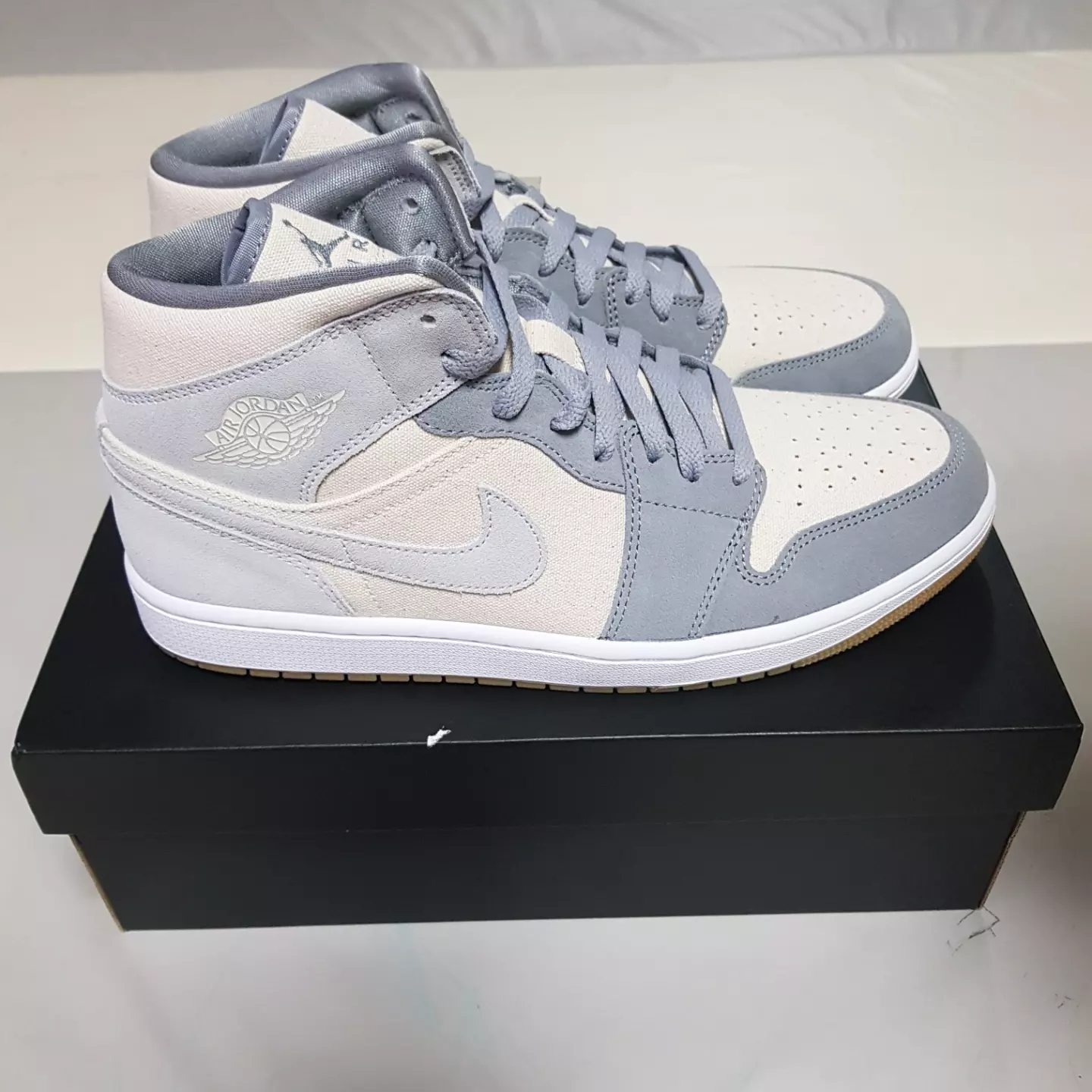 Jordan 1 Mid SE Coconut Milk Particle Grey 착용 스타일 - 3