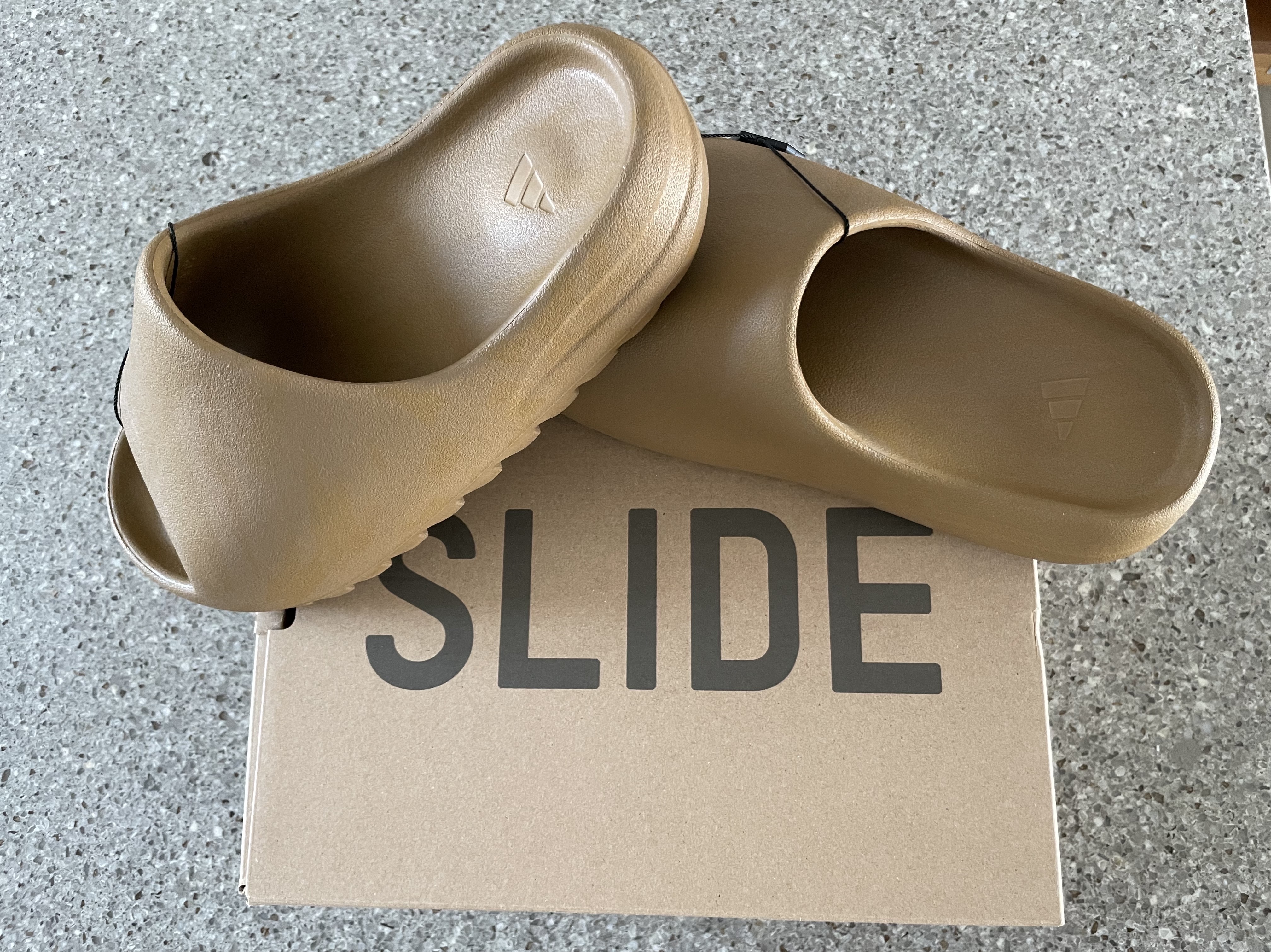 Adidas Yeezy Slide Ochre 착용 스타일 - 1