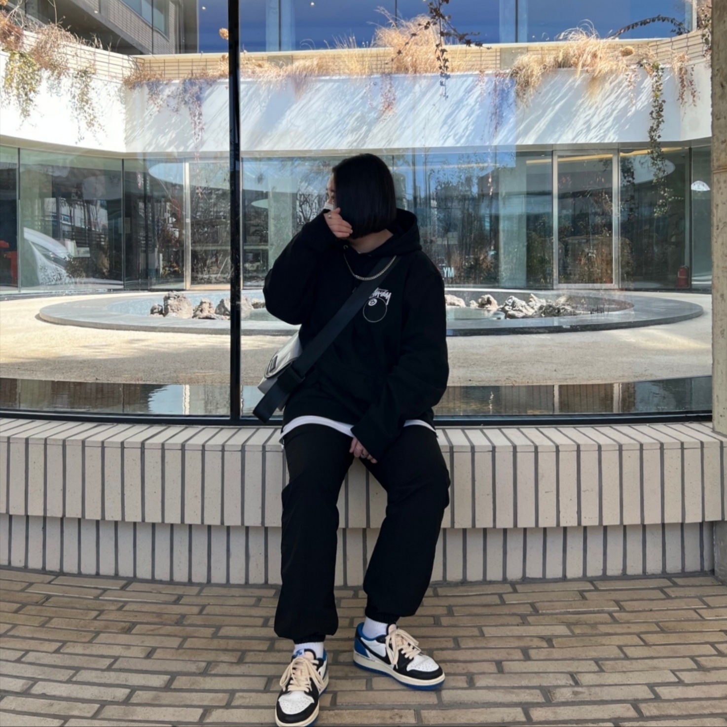 Stussy 8 Ball Hoodie Black - 21FW, Jordan 1 x Travis Scott x Fragment Retro Low OG SP Military Blue 착용 스타일 - 1