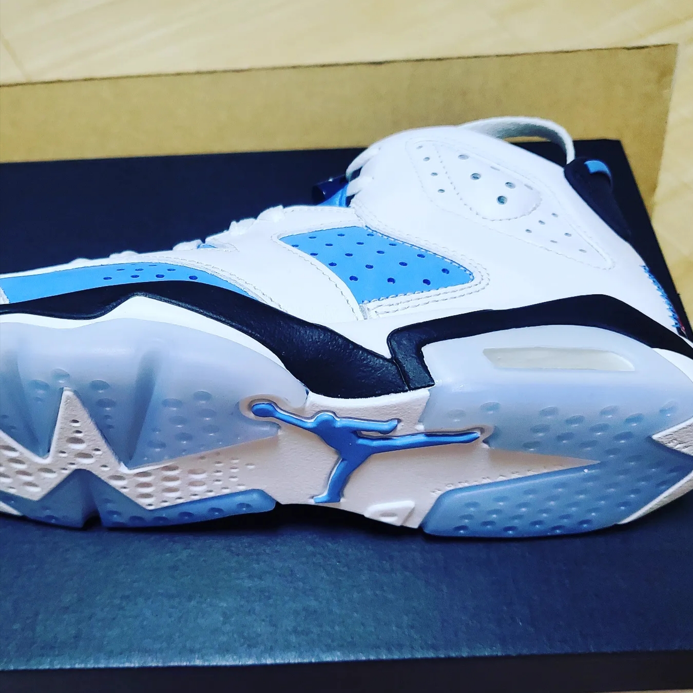 (GS) Jordan 6 Retro University Blue 착용 스타일 - 3