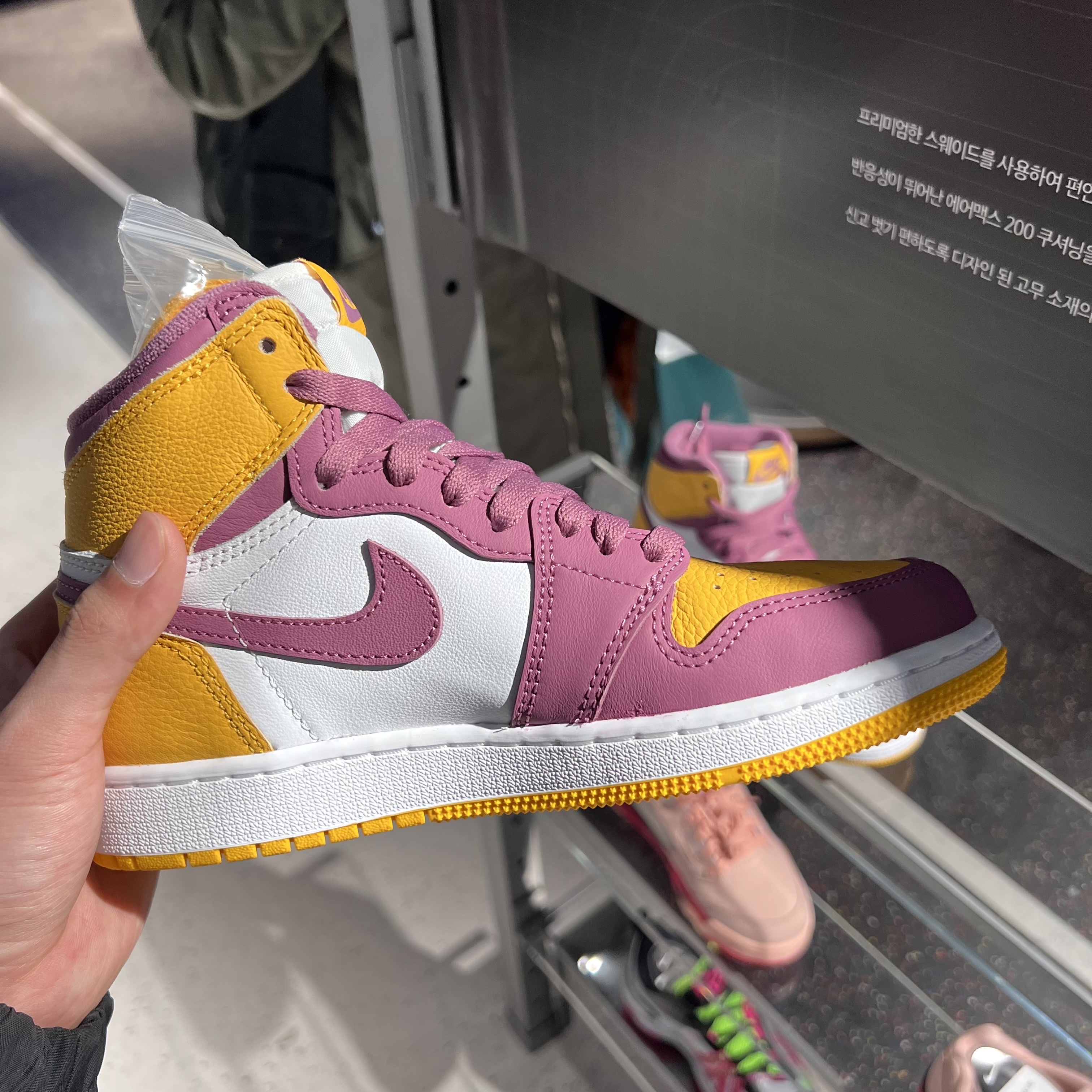 Jordan 1 Retro High OG University Gold Light Bordeaux 착용 스타일 - 1