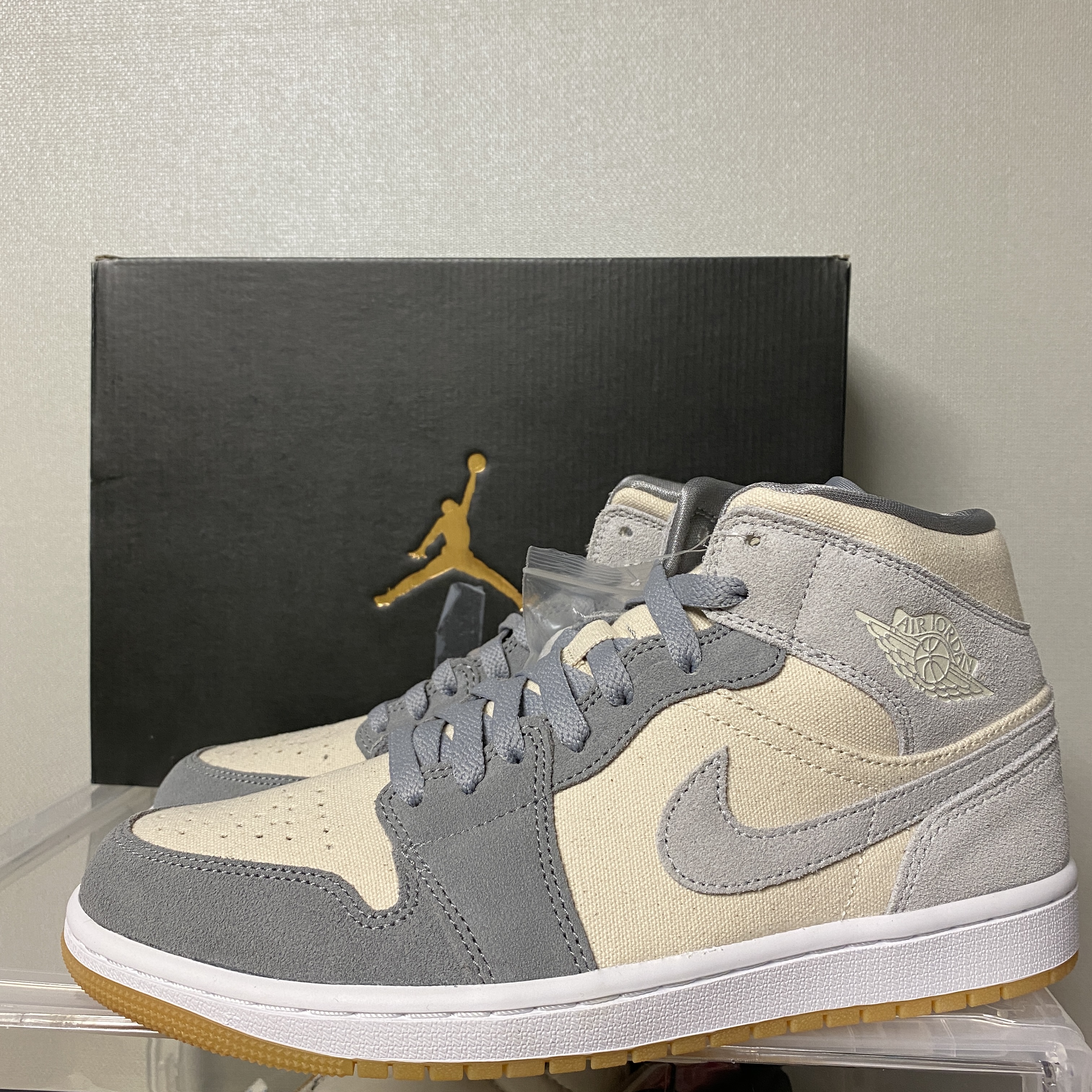 Jordan 1 Mid SE Coconut Milk Particle Grey 착용 스타일 - 2