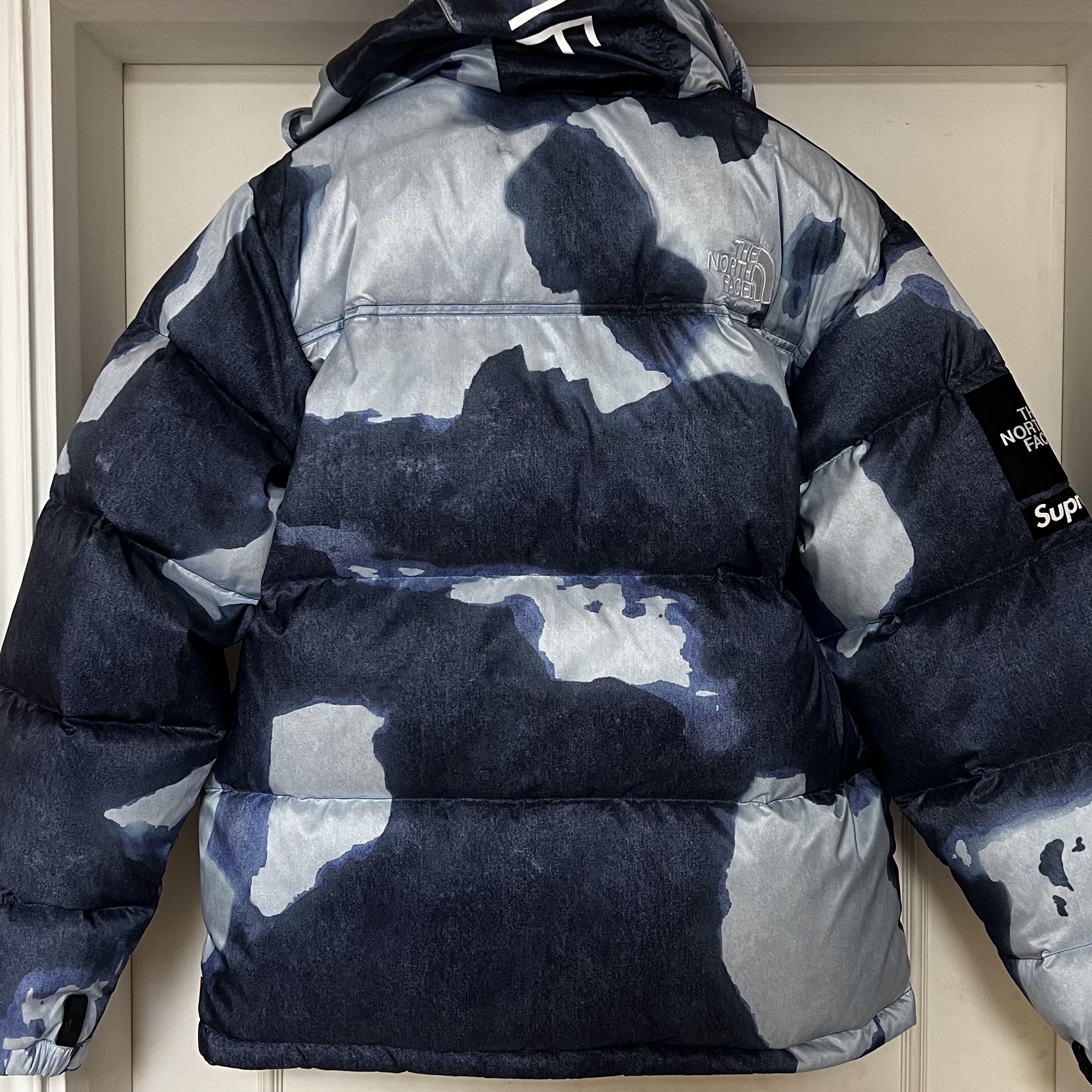 Supreme x The North Face Bleached Denim Print Nuptse Jacket Indigo - 21FW, Supreme x The North Face Bleached Denim Print Nuptse Jacket Black - 21FW 착용 스타일 - 2