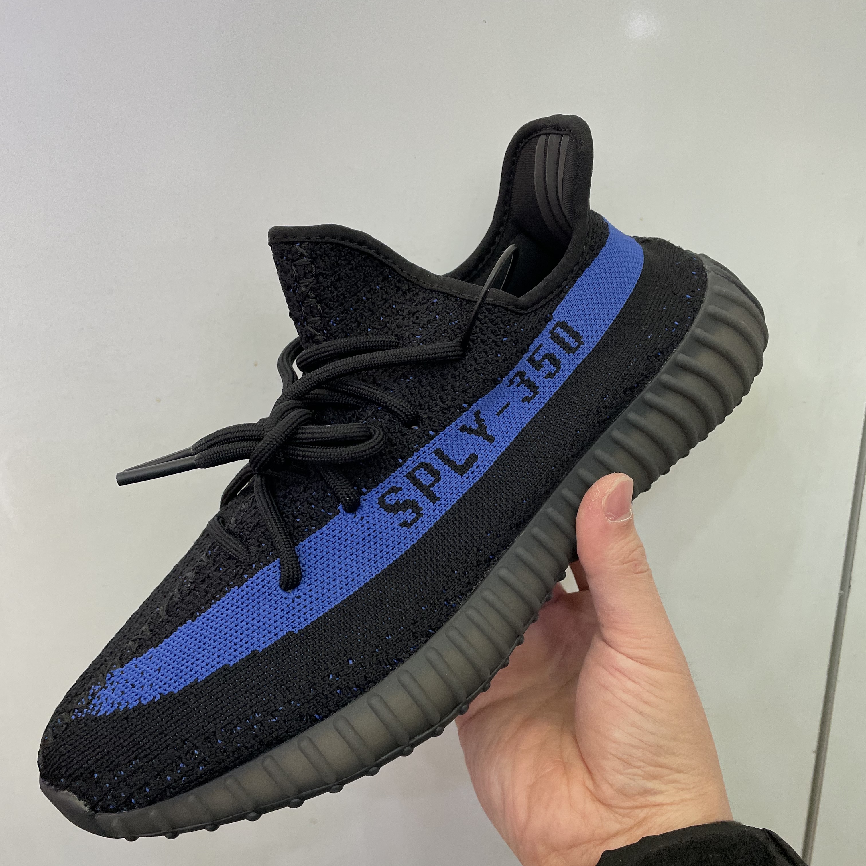 Adidas Yeezy Boost 350 V2 Dazzling Blue 착용 스타일 - 2