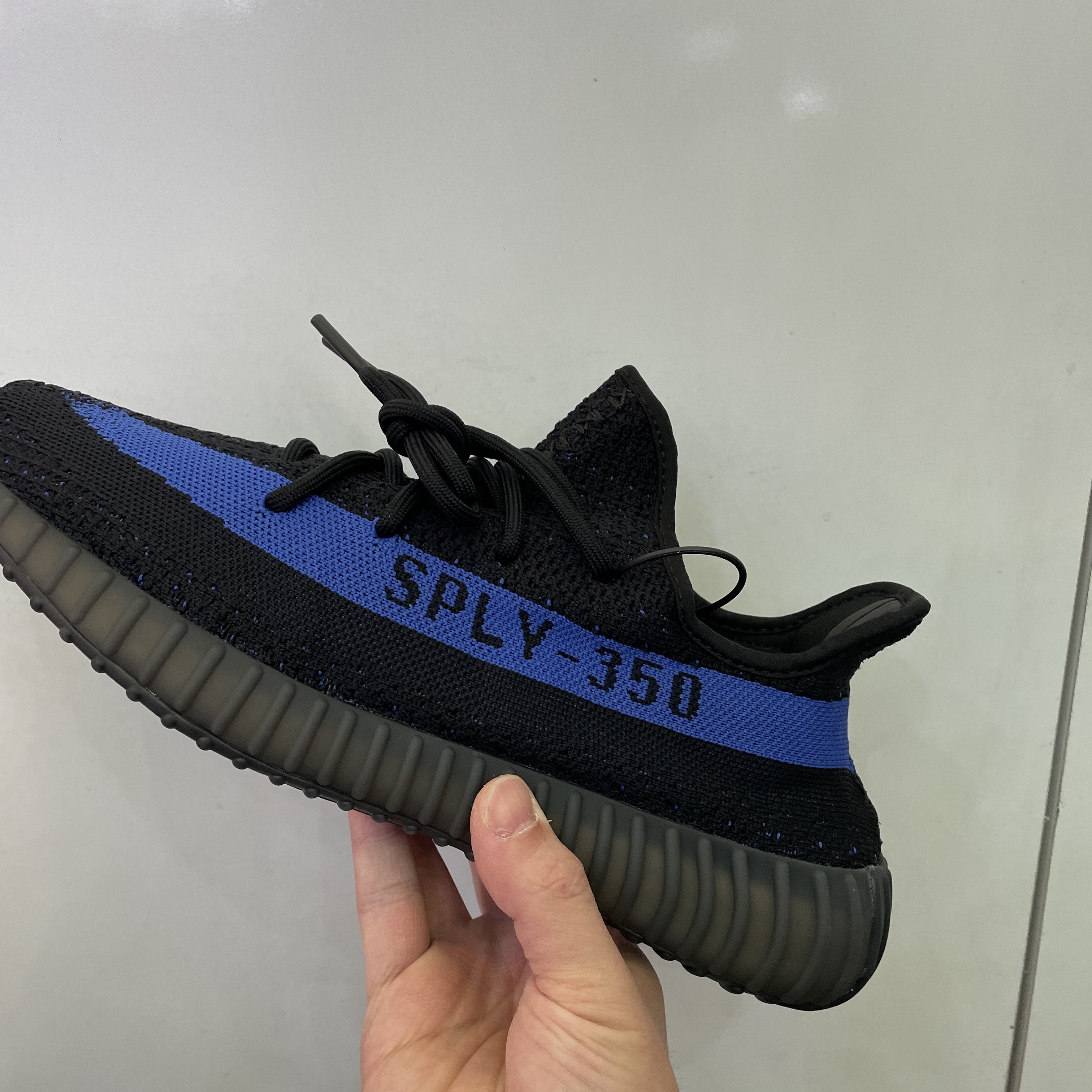 Adidas Yeezy Boost 350 V2 Dazzling Blue 착용 스타일 - 1