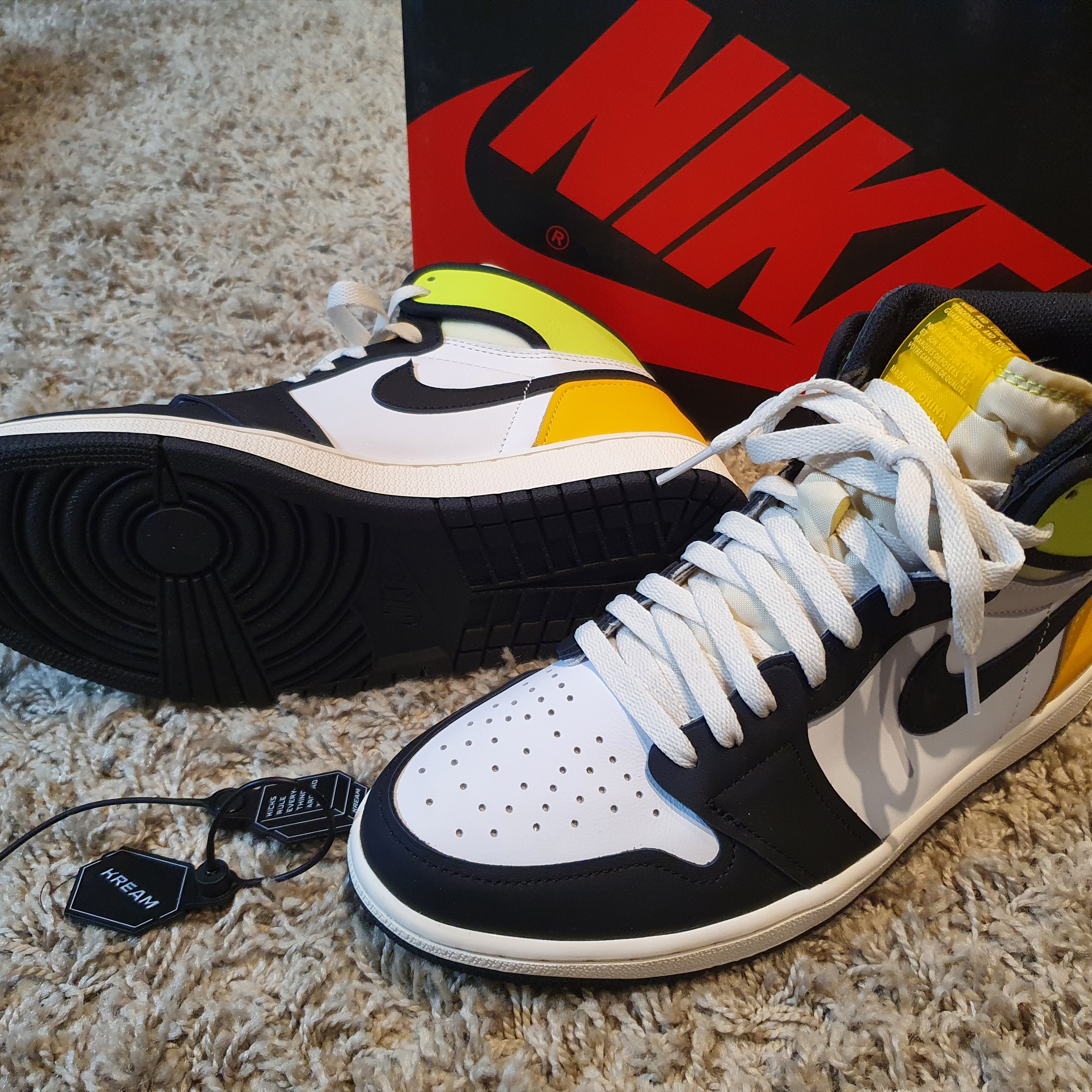 Jordan 1 Retro High OG Volt Gold 착용 스타일