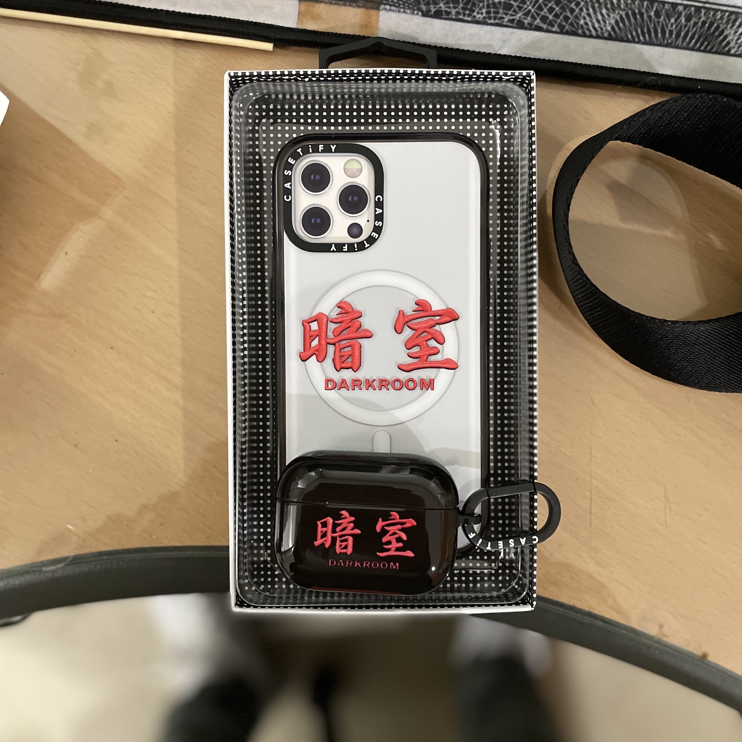 Casetify x Darkr8m Studio Red Stitch Logo Impact iPhone Case Clear Black 착용 스타일