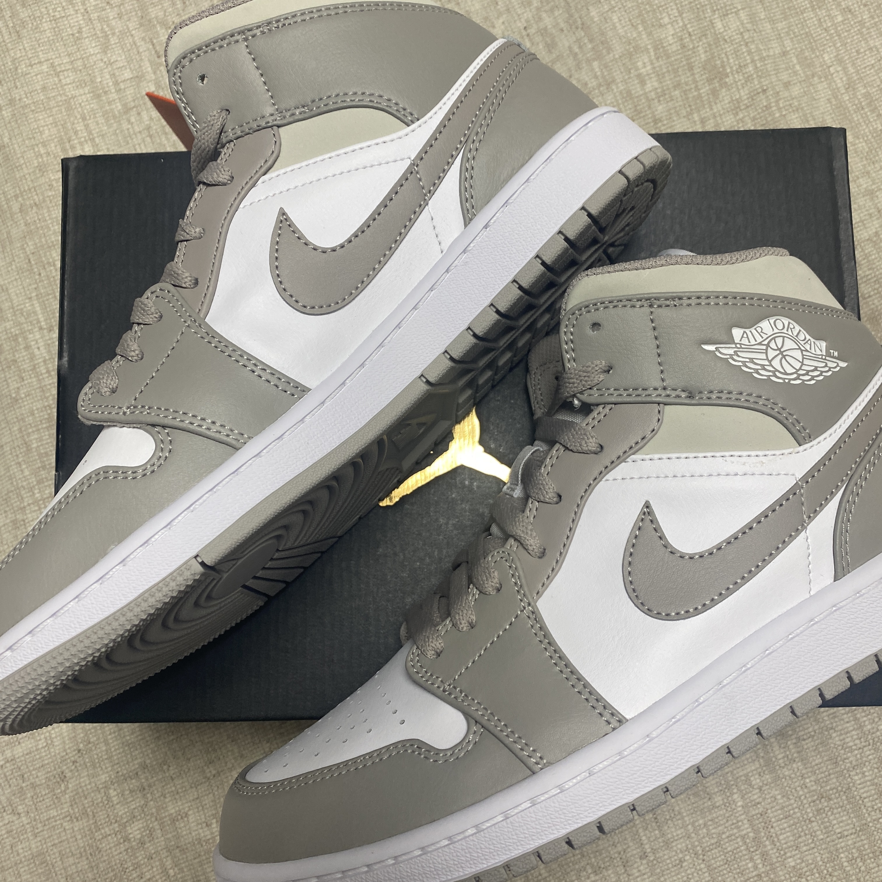 Jordan 1 Mid College Grey 착용 스타일 - 1