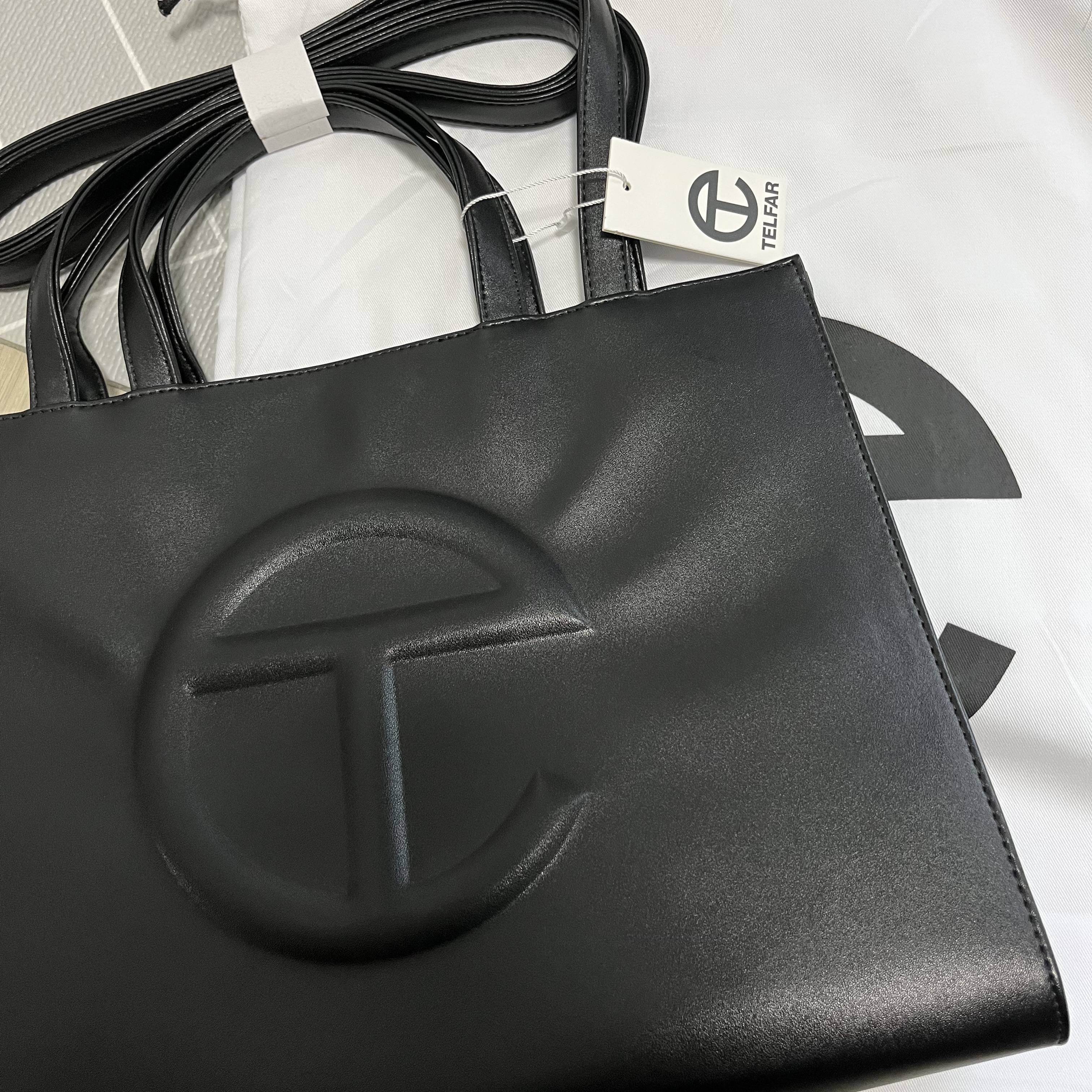 Telfar Medium Shopping Bag Black 착용 스타일 - 1