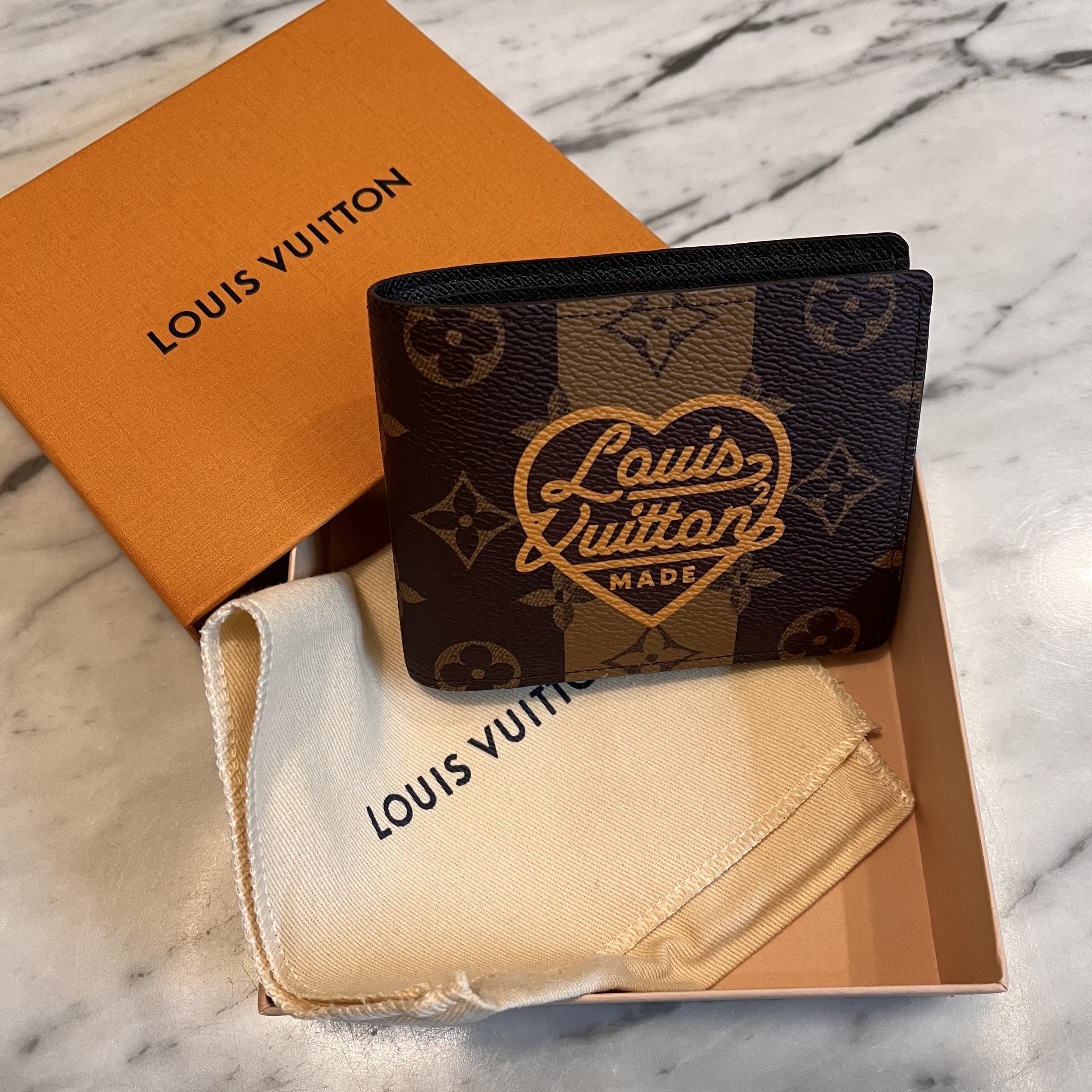 Louis Vuitton x Nigo Multiple Wallet Marron 착용 스타일