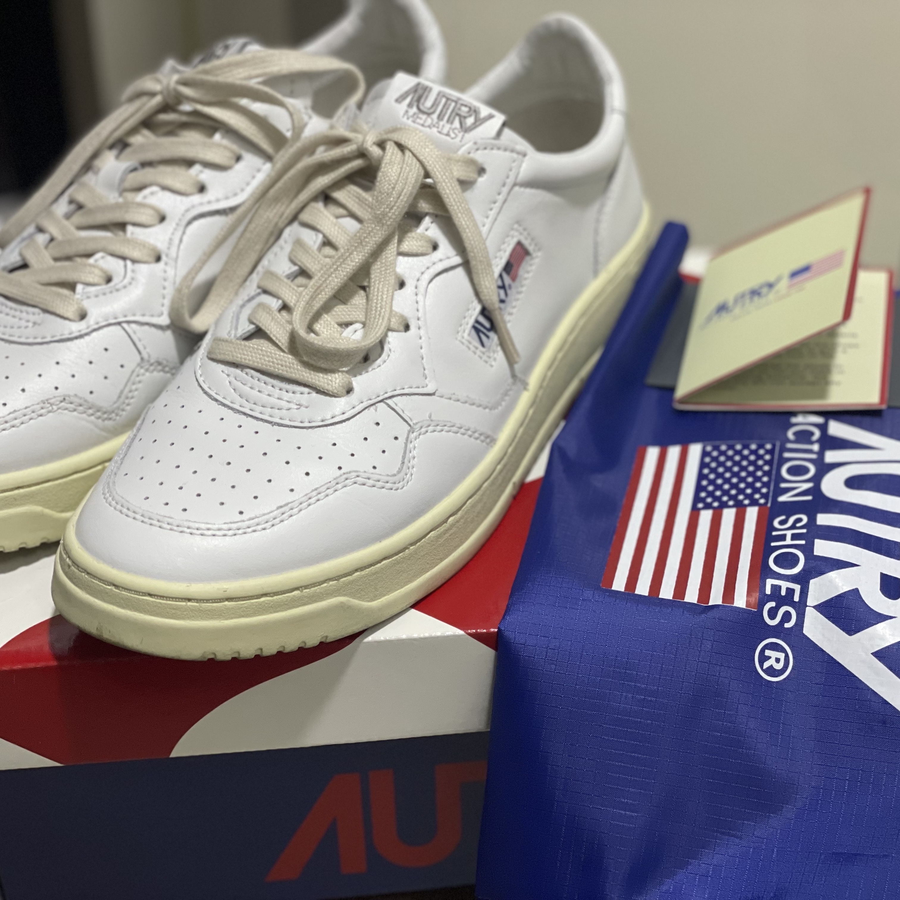 Autry Medalist Low Leather Sneakers White 착용 스타일