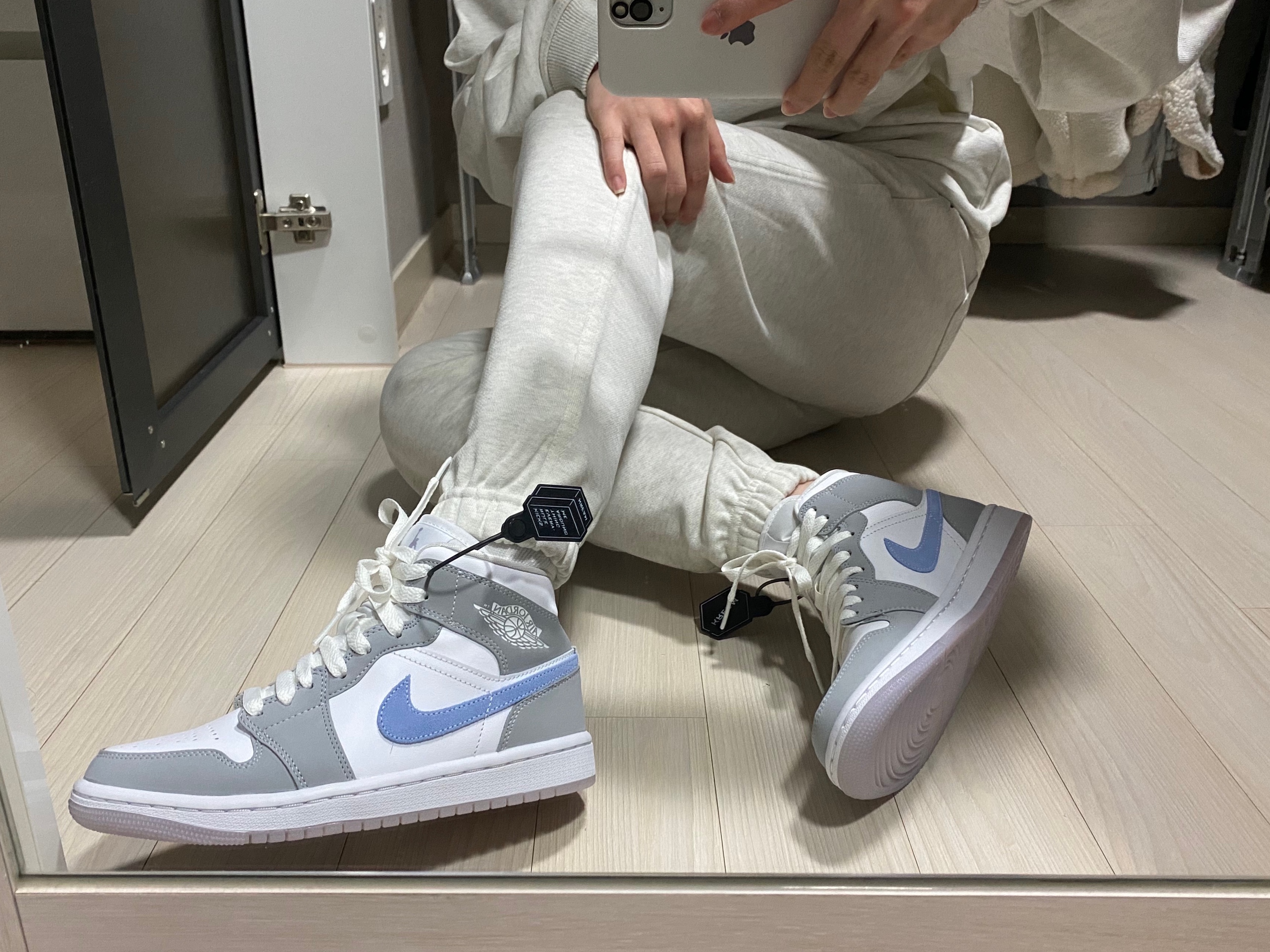 (W) Jordan 1 Mid Wolf Grey 착용 스타일 - 1