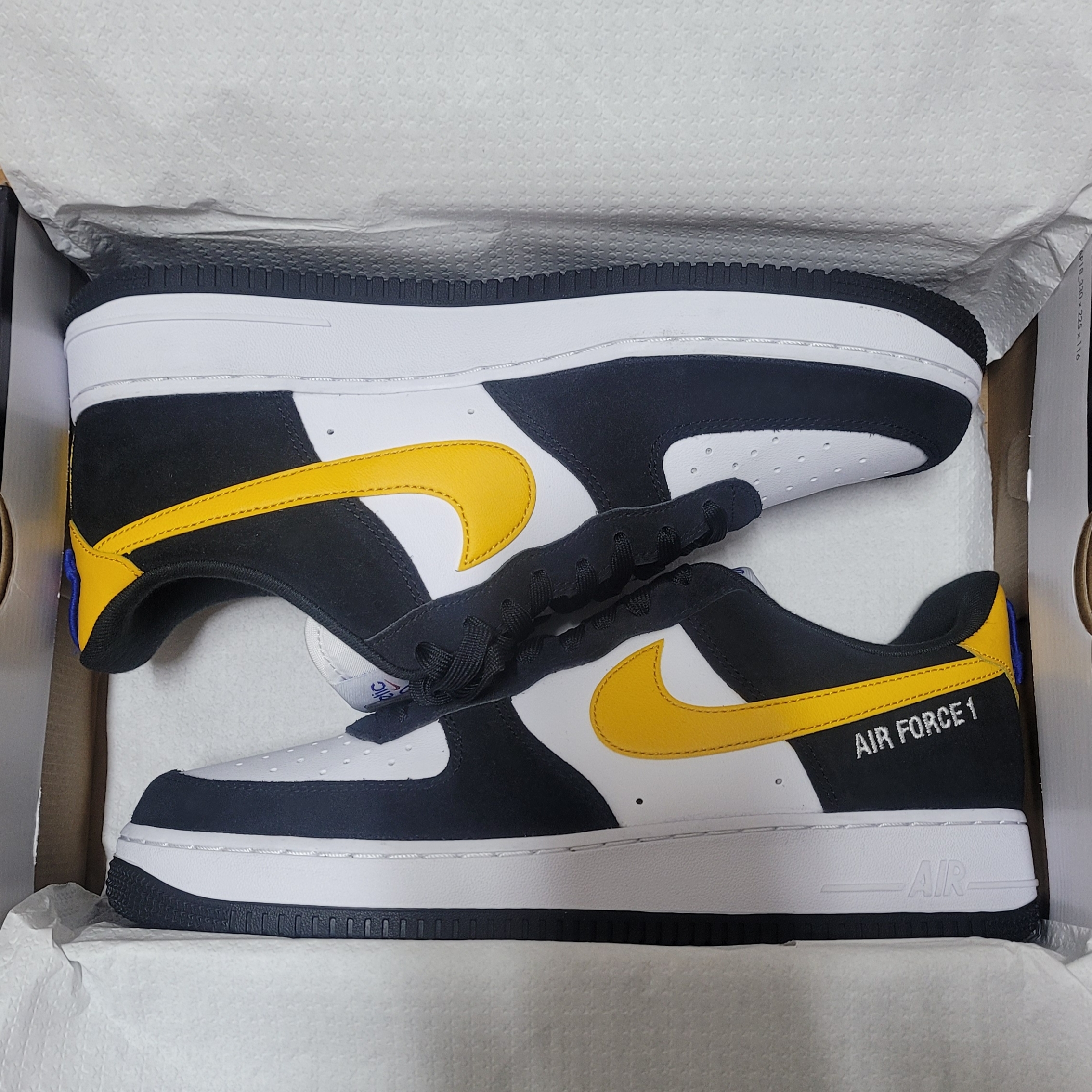 Nike Air Force 1 '07 LV8 Athletic Club Black Dark Sulfur 착용 스타일