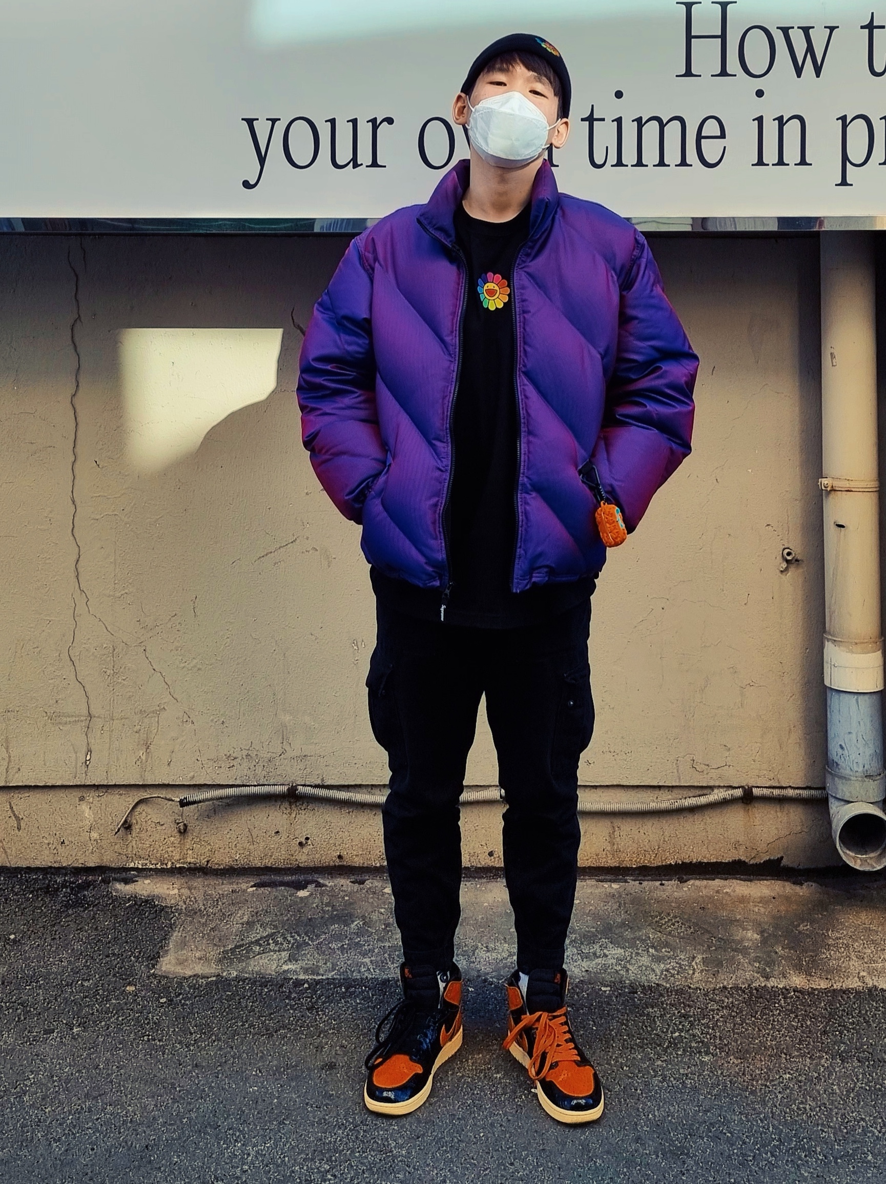 Jordan 1 Retro High Shattered Backboard 3.0, New Era x Murakami Takashi Flower Long Sleeve T-Shirt Black 착용 스타일