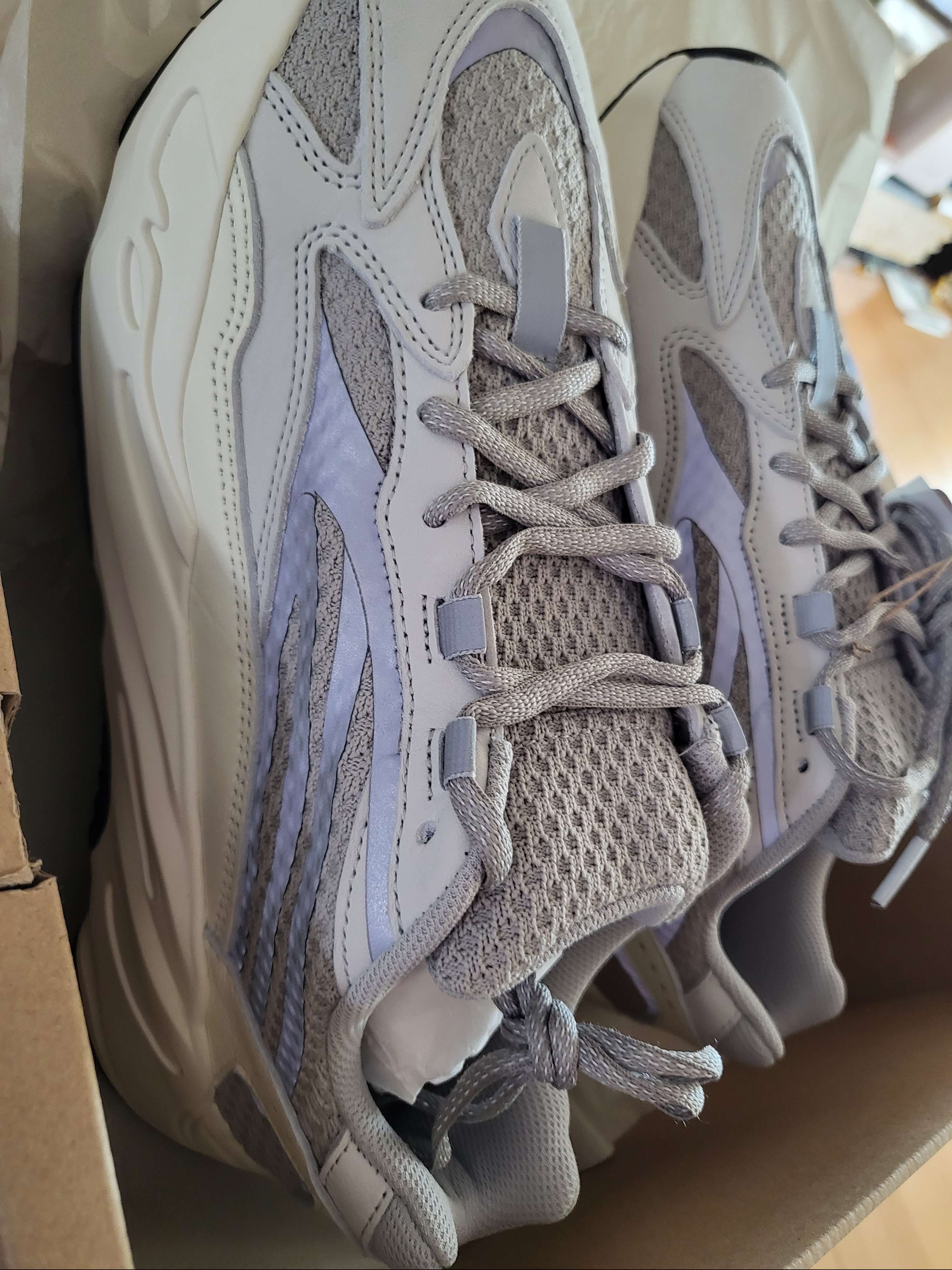 Adidas Yeezy Boost 700 V2 Static 2022 착용 스타일