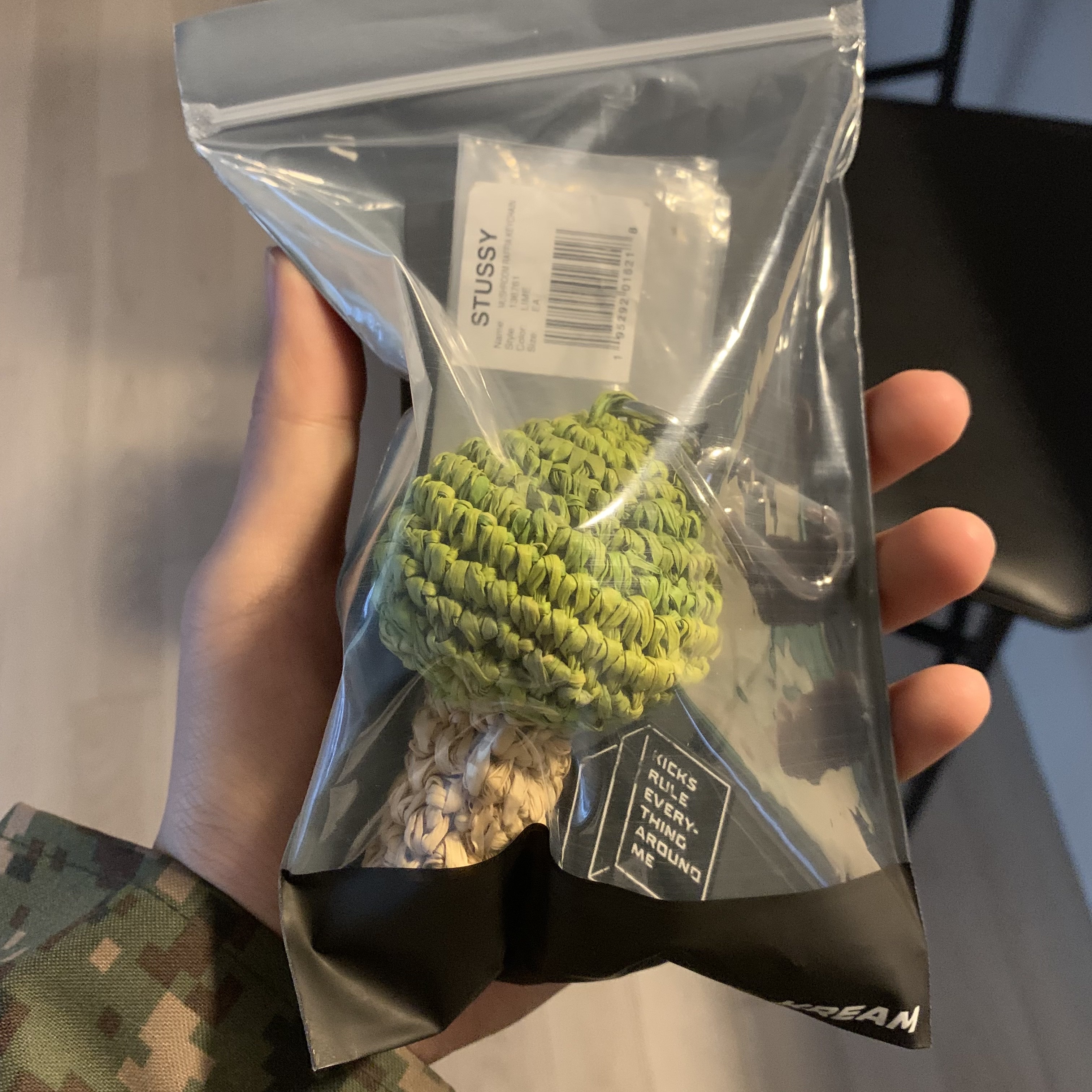 Stussy Mushroom Raffia Keychain 착용 스타일
