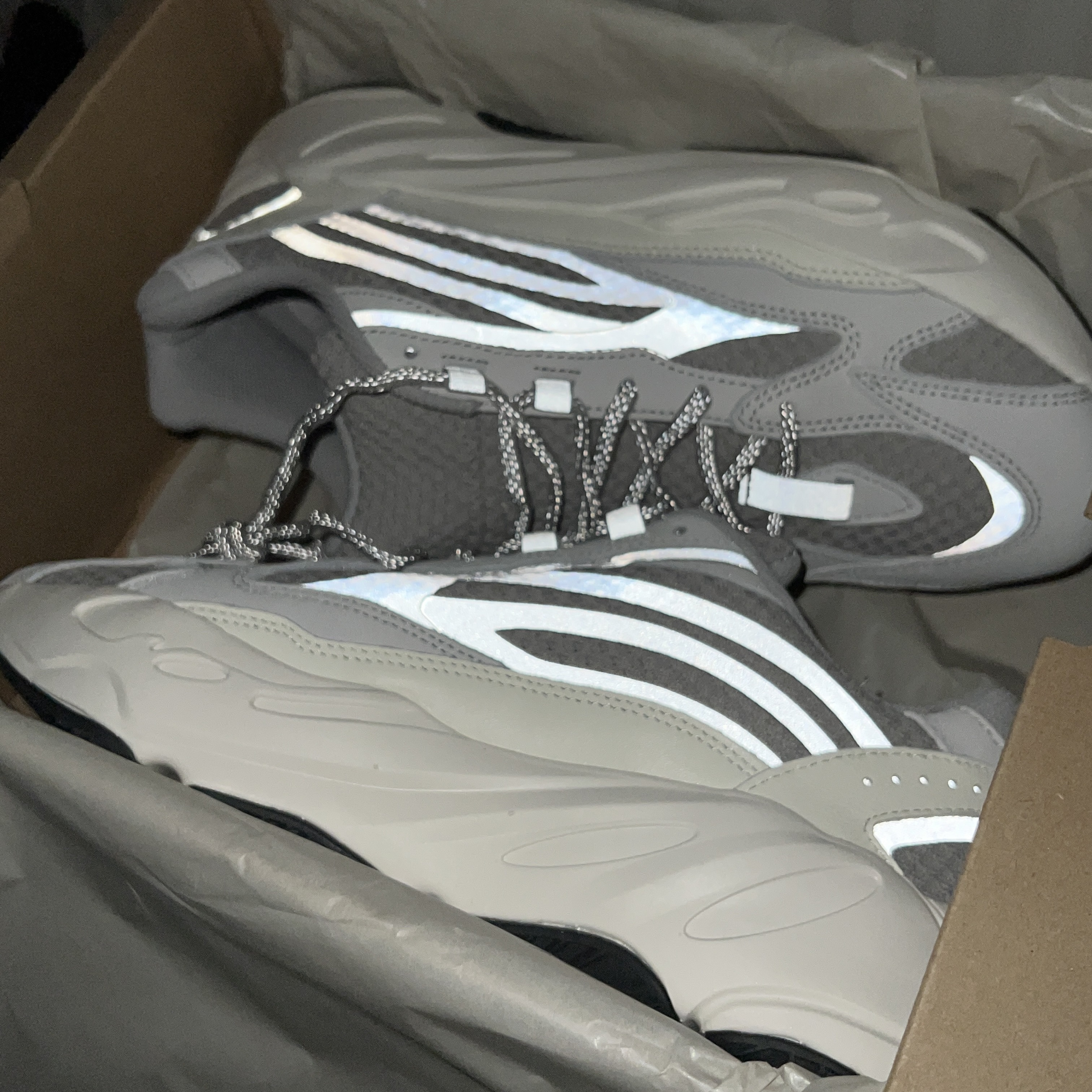 Adidas Yeezy Boost 700 V2 Static 2022 착용 스타일 - 4