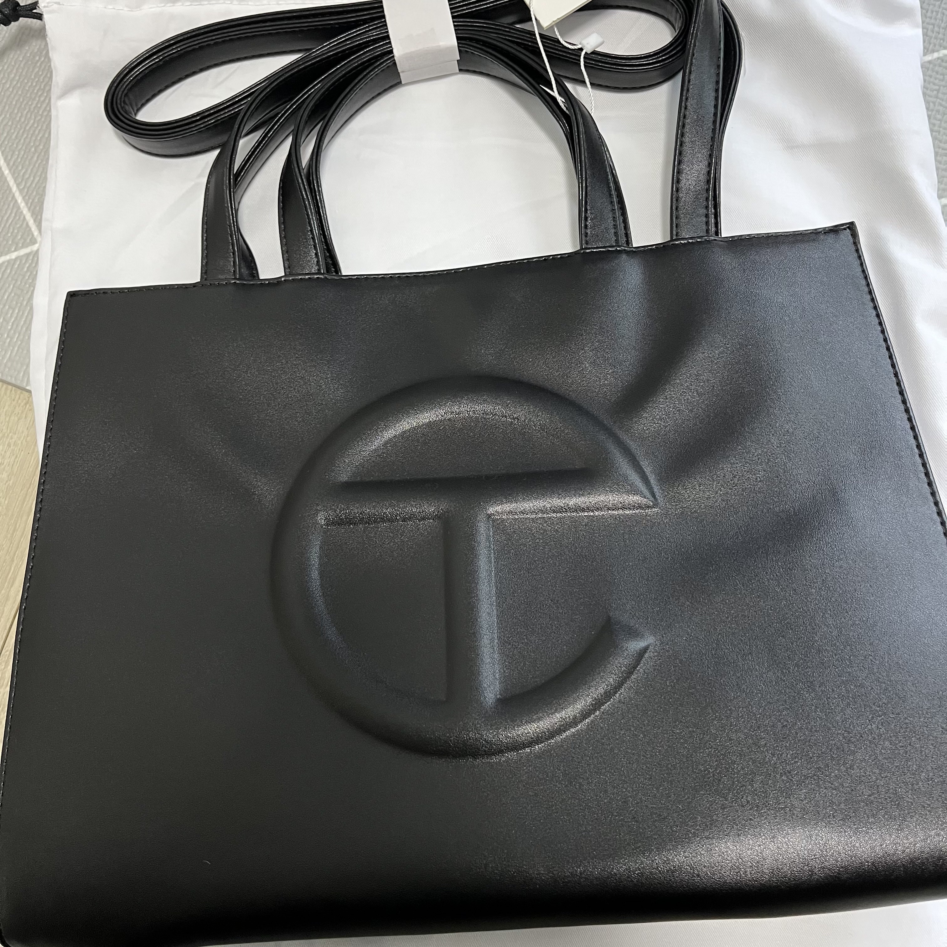 Telfar Medium Shopping Bag Black 착용 스타일 - 2