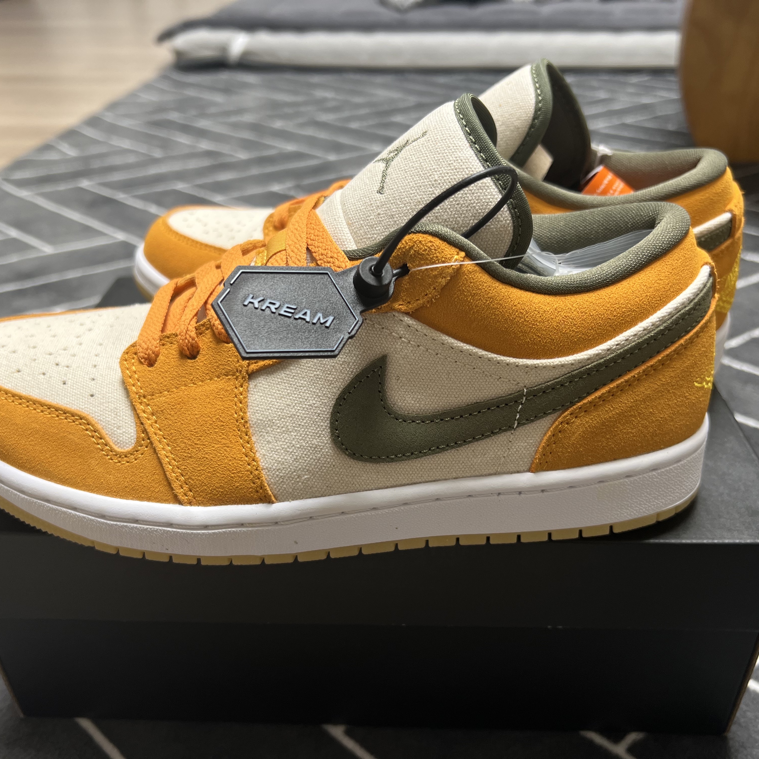Jordan 1 Low SE Light Curry, Jordan 1 Low Bred Toe 착용 스타일 - 2