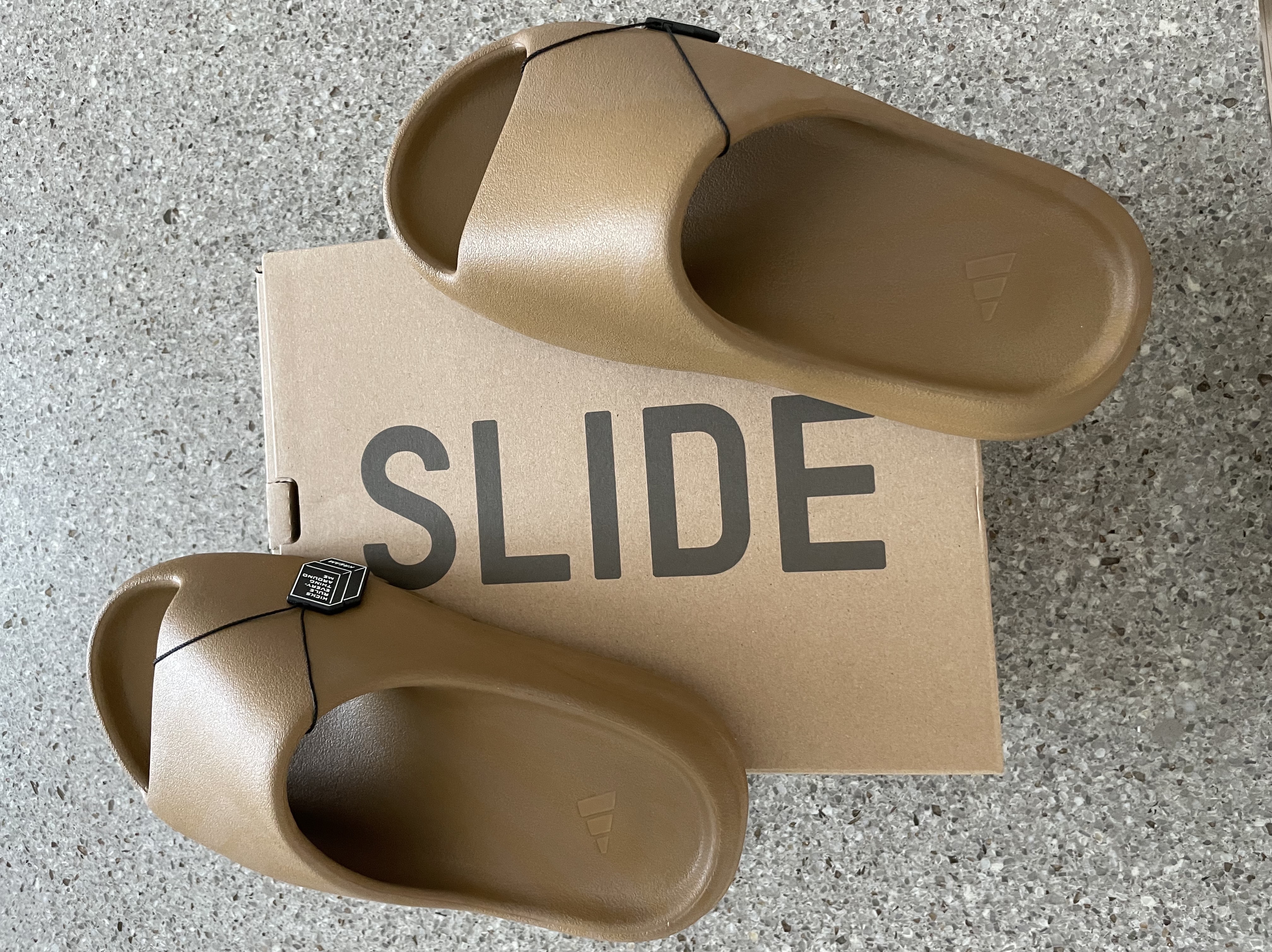 Adidas Yeezy Slide Ochre 착용 스타일 - 2