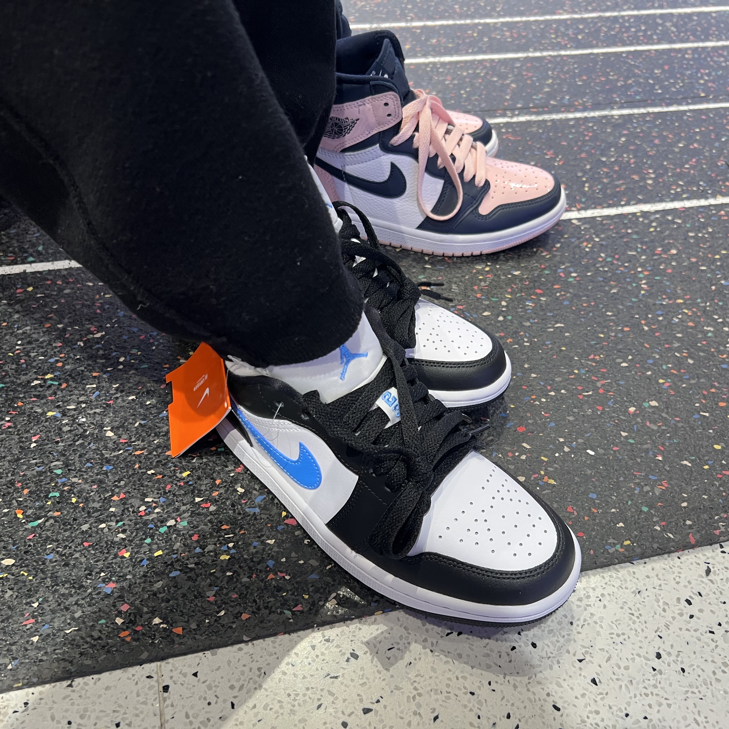 (W) Jordan 1 Low Black University Blue, (W) Jordan 1 Retro High OG Atmosphere 착용 스타일 - 1