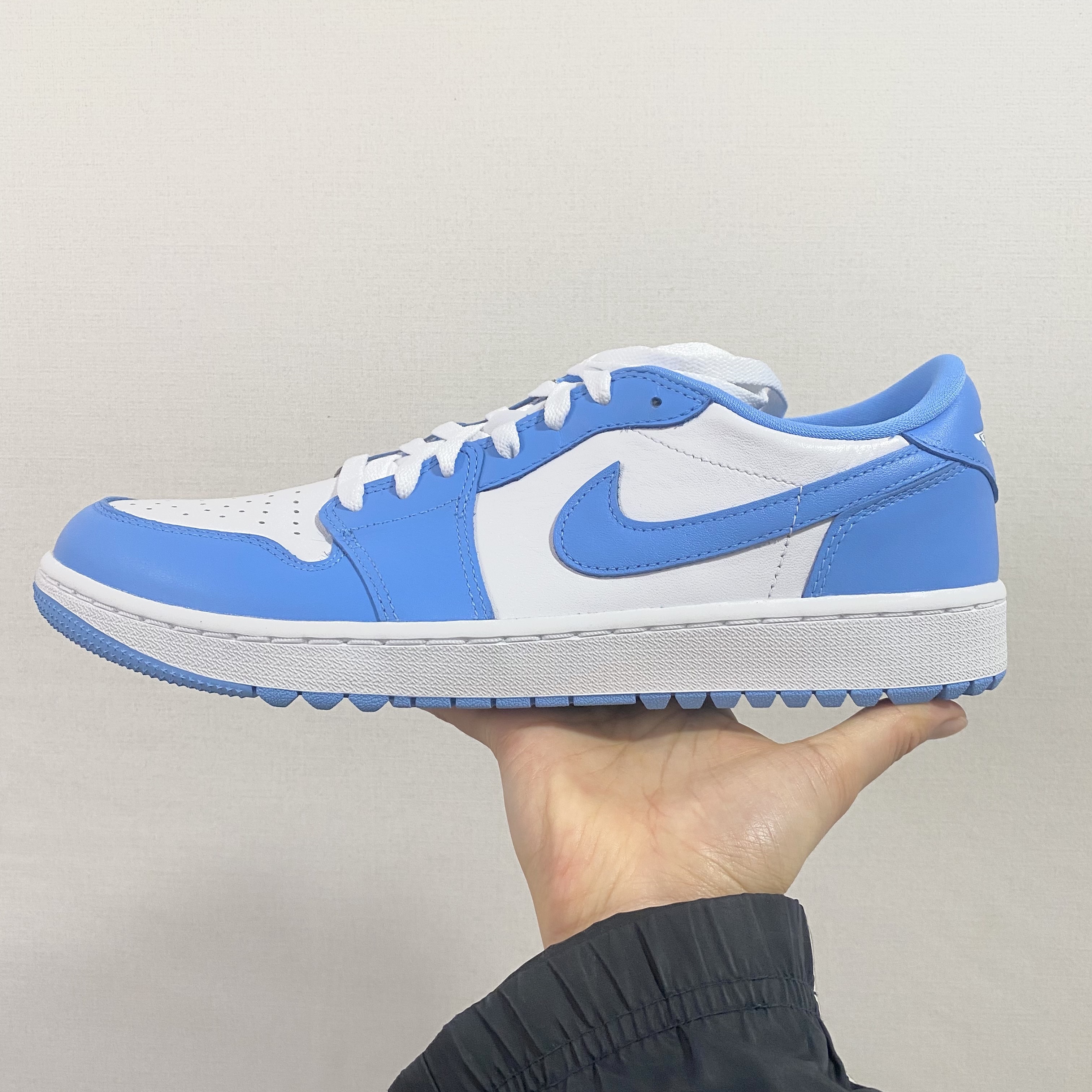 Jordan 1 Low Golf White and University Blue 착용 스타일