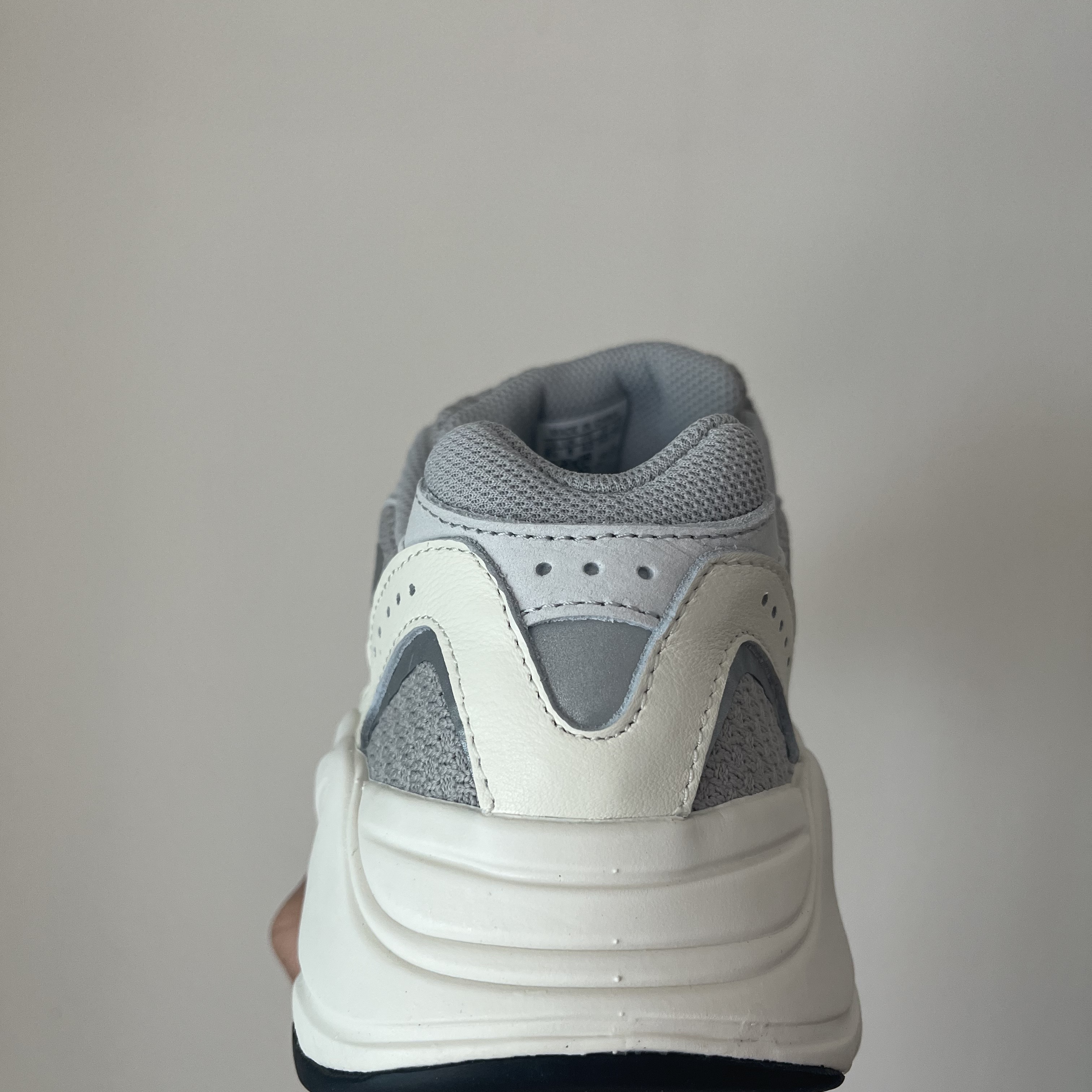 Adidas Yeezy Boost 700 V2 Static 2022 착용 스타일 - 2