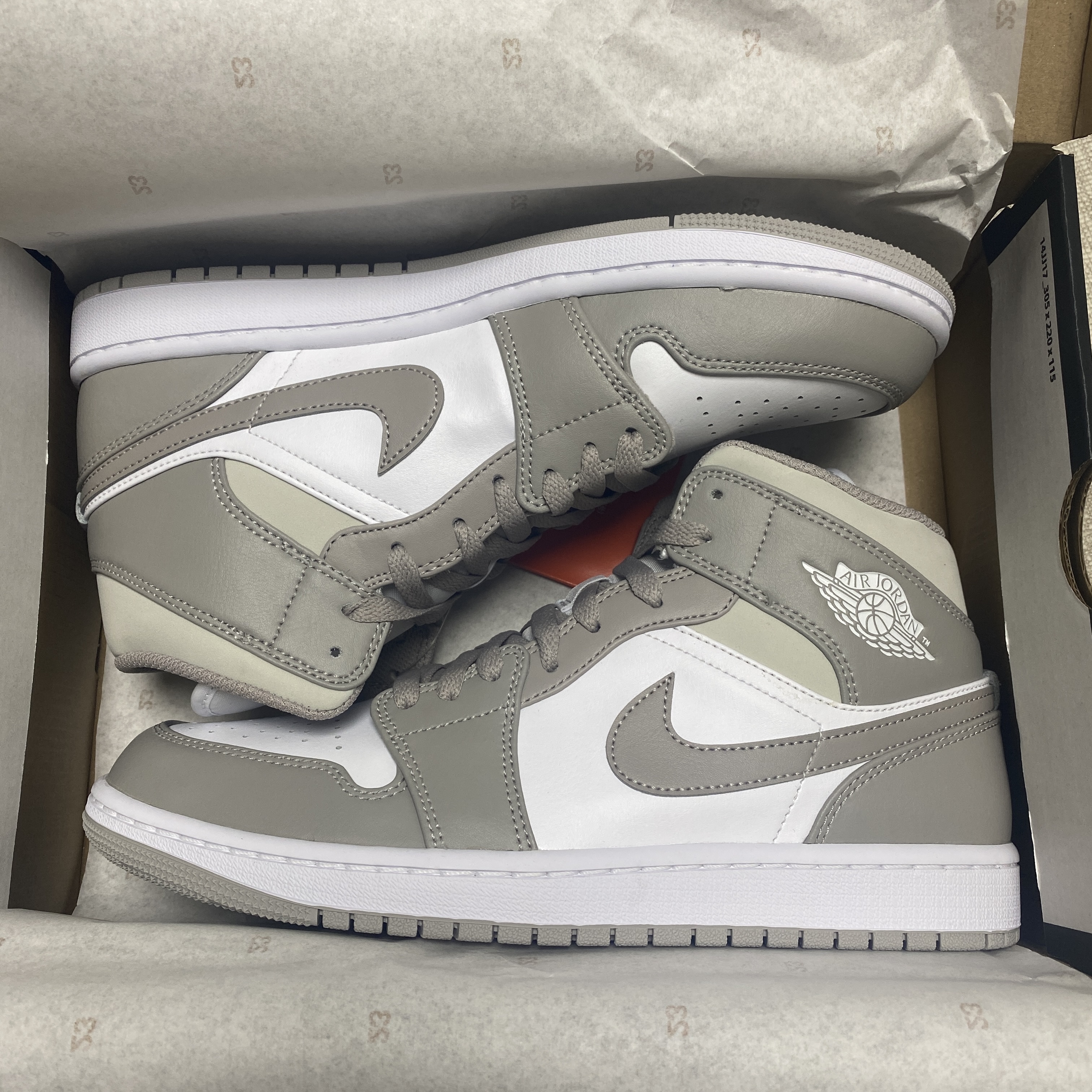 Jordan 1 Mid College Grey 착용 스타일 - 2