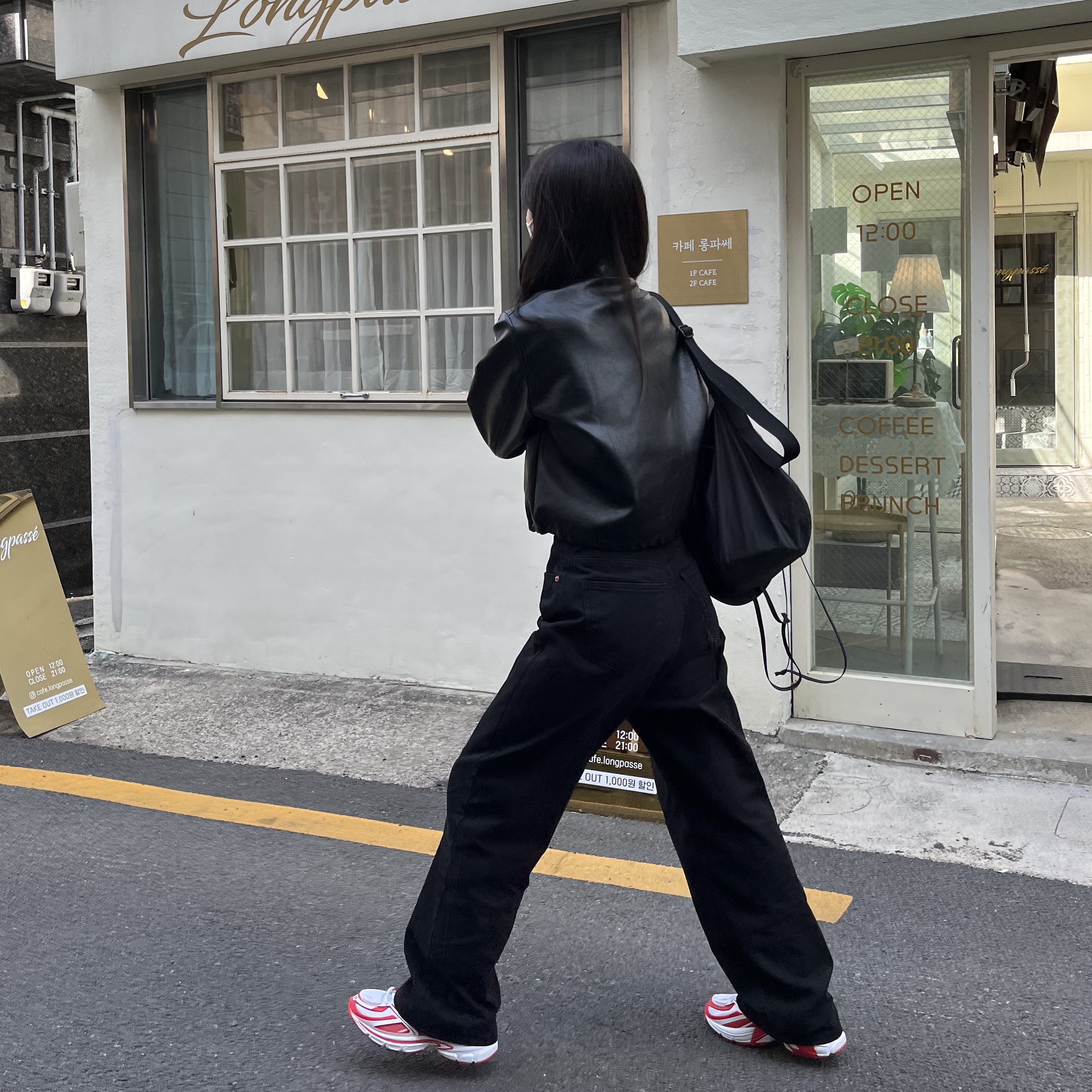 Uniqlo U Drawstring Shoulder Bag Black, Reebok x Kanghyuk Premier Road Modern White Red  착용 스타일 - 1