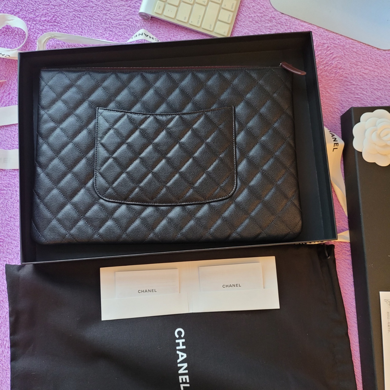 Chanel Large Classic Pouch Grained Calfskin & Silver Black 착용 스타일 - 4