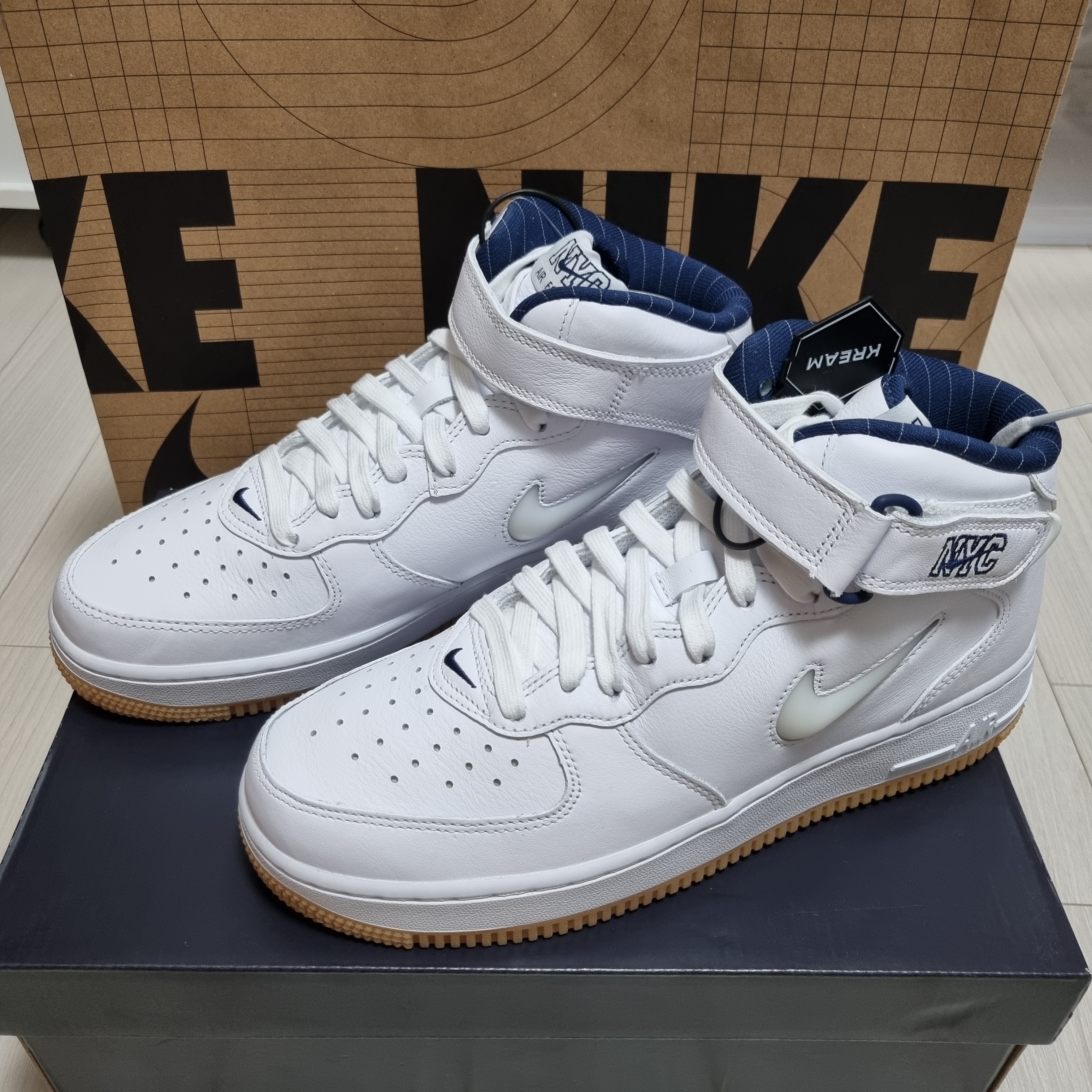 Nike Air Force 1 Mid QS NYC White Midnight Navy 착용 스타일