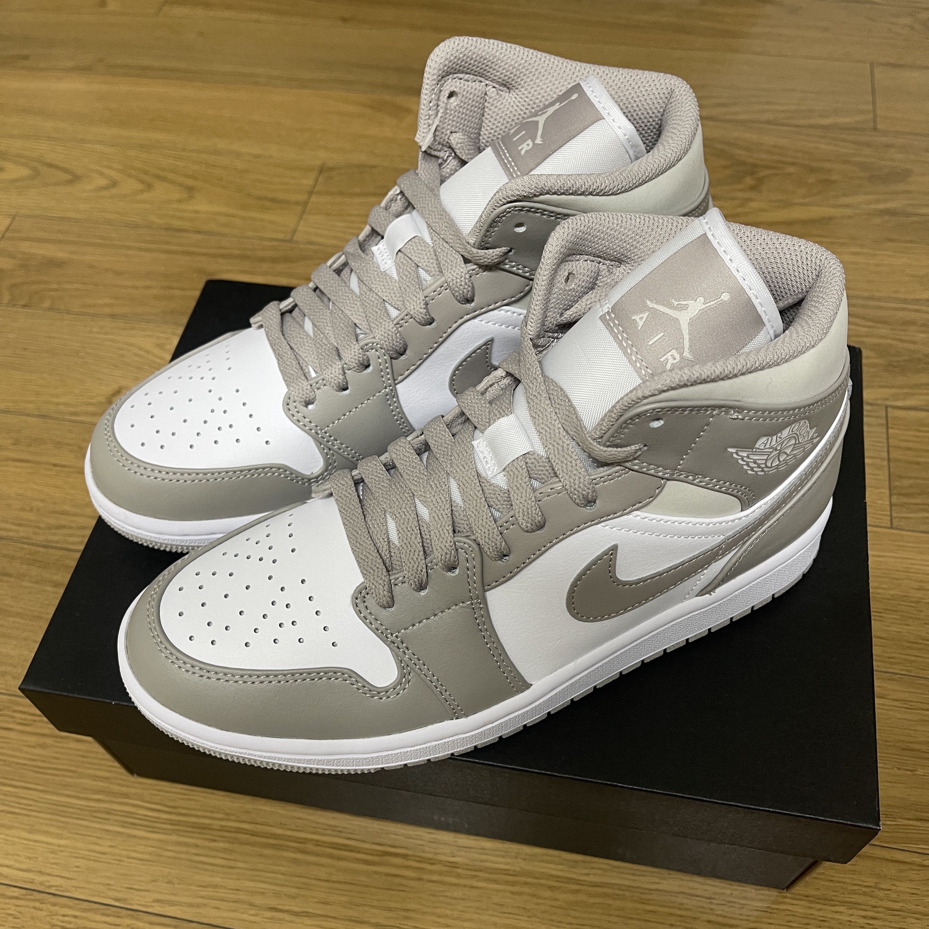 Jordan 1 Mid College Grey 착용 스타일